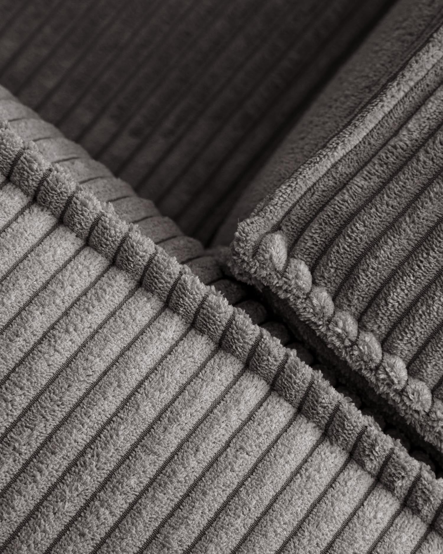 Elegantes 2-Sitzer-Sofa mit linker Chaiselongue in grauem Cord, 240 cm. Perfekt für Komfort und Stil in jedem Wohnzimmer, nachhaltig und robust.