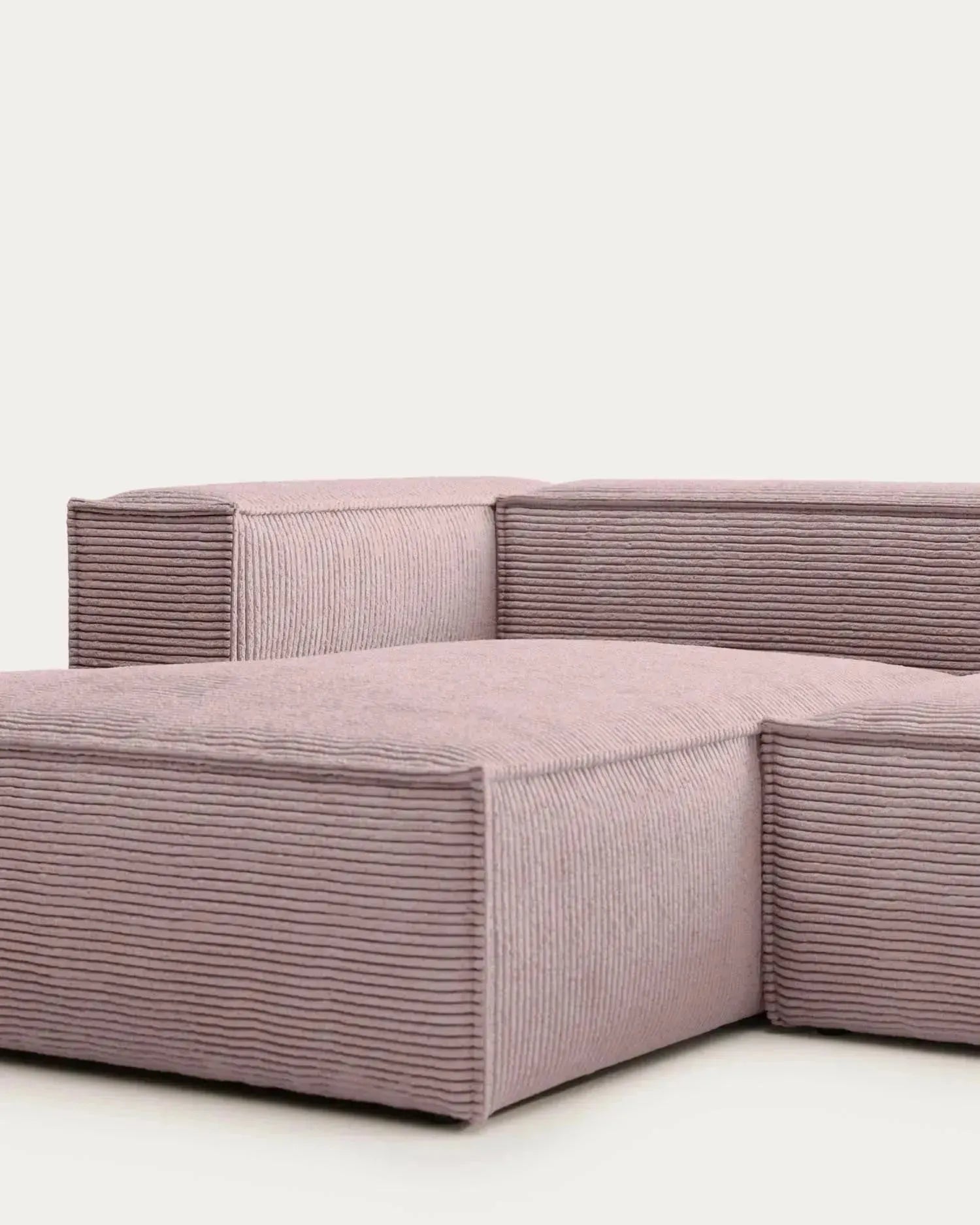 Elegantes 2-Sitzer-Sofa mit linker Chaiselongue, rosa Cordbezug, 240 cm breit, von Kave Home – stilvoll und bequem.