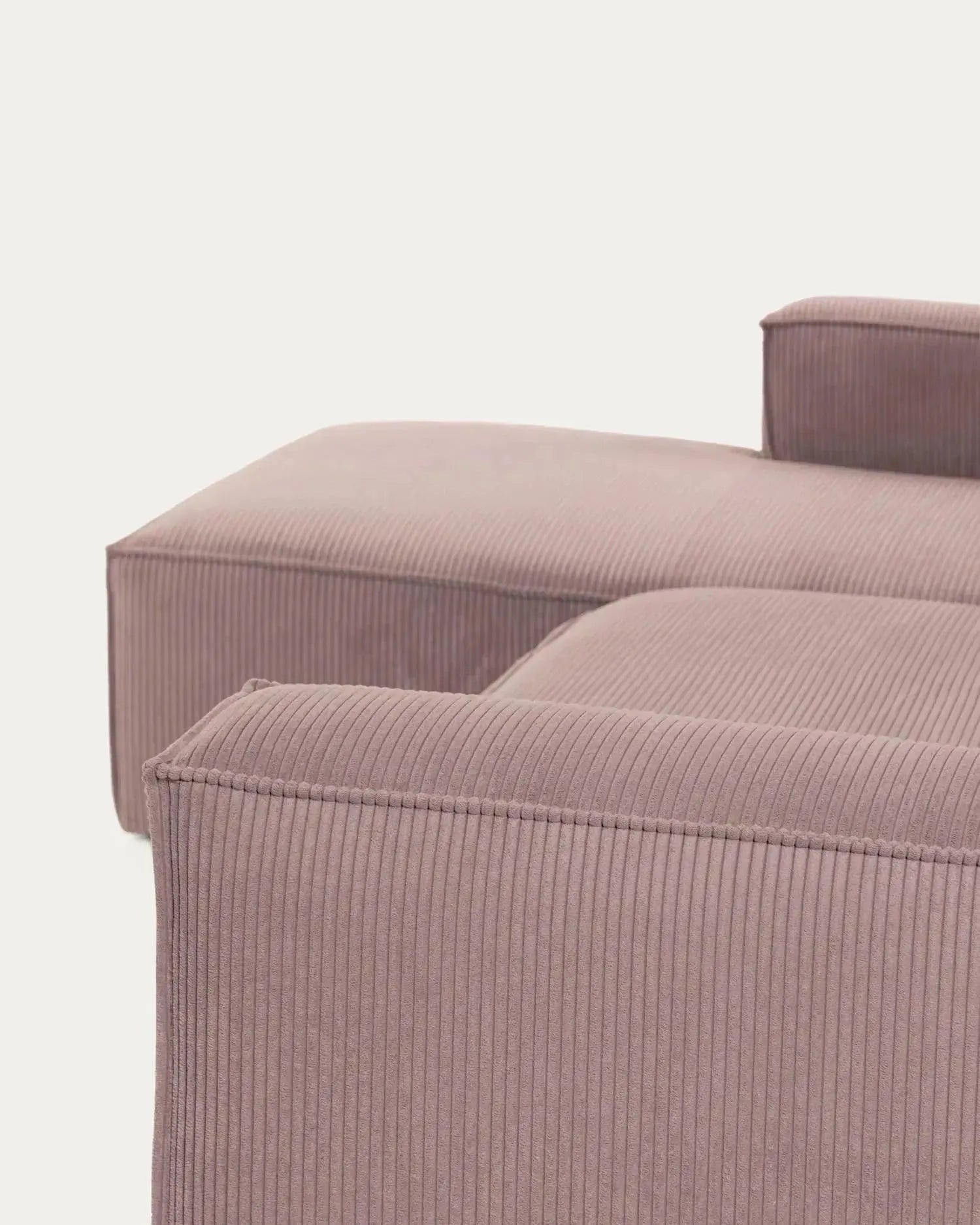 Modernes 2-Sitzer-Sofa mit linker Chaiselongue, rosa Cordstoff, 240 cm breit, von Kave Home – komfortabel und stilvoll.