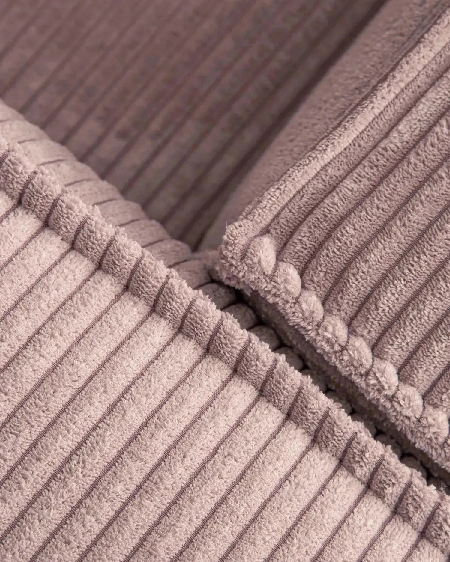 Stilvolles 2-Sitzer-Sofa mit linker Chaiselongue, rosa Cordstoff, 240 cm breit, von Kave Home – komfortabel und modern.