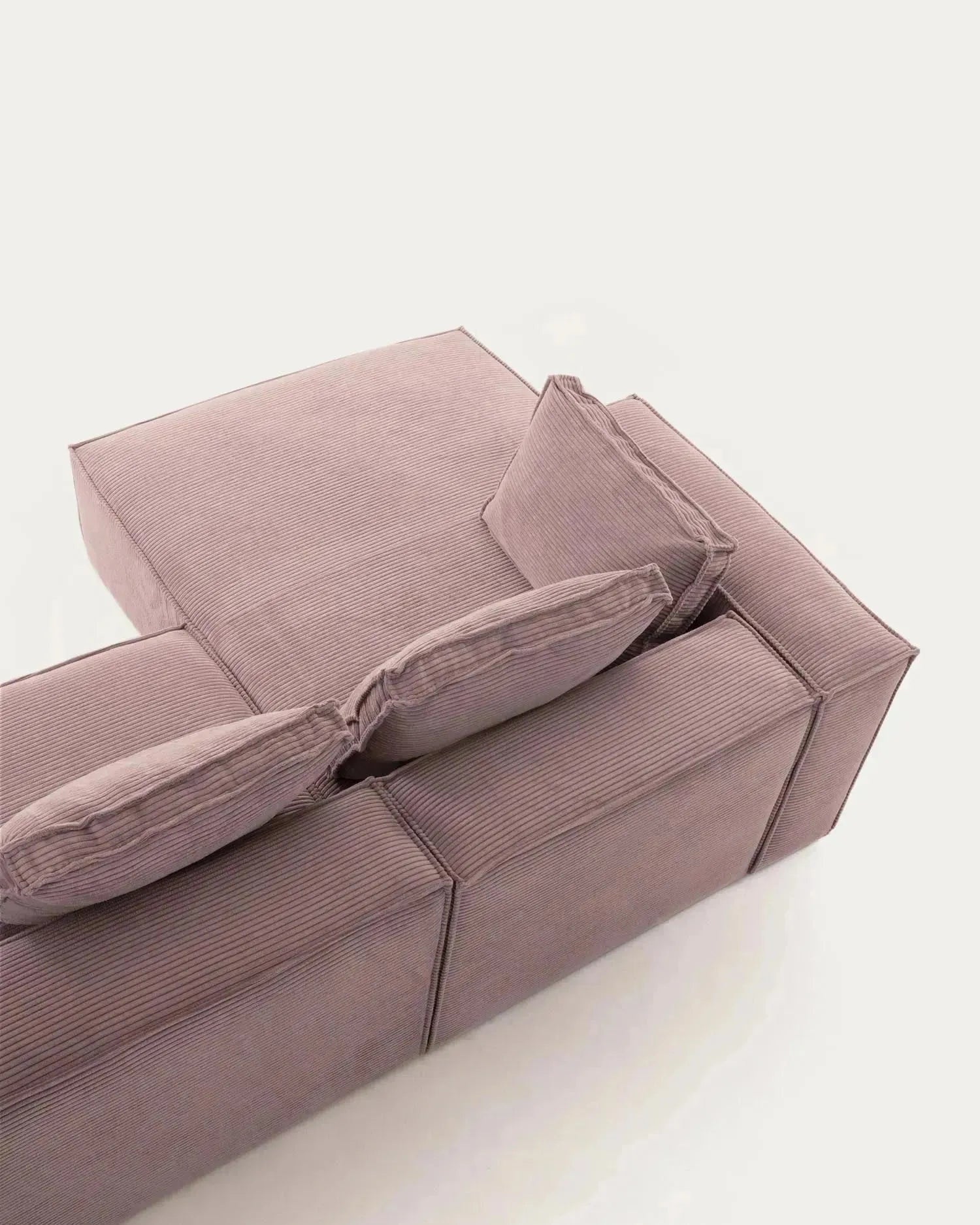 Elegantes 2-Sitzer-Sofa mit linker Chaiselongue, rosa Cordbezug, 240 cm breit, von Kave Home – stilvoll und gemütlich.