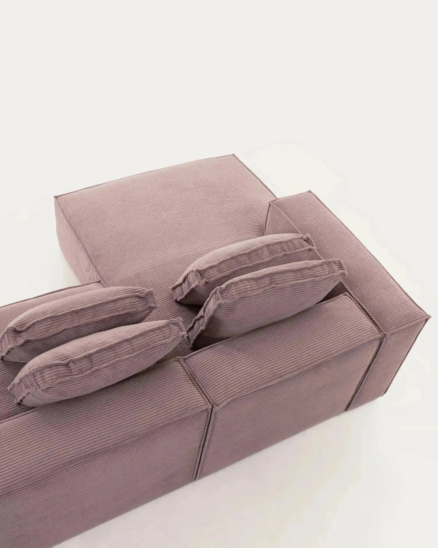 Modernes 2-Sitzer-Sofa mit linker Chaiselongue, rosa Cordstoff, 240 cm breit, von Kave Home – komfortabel und stilvoll.