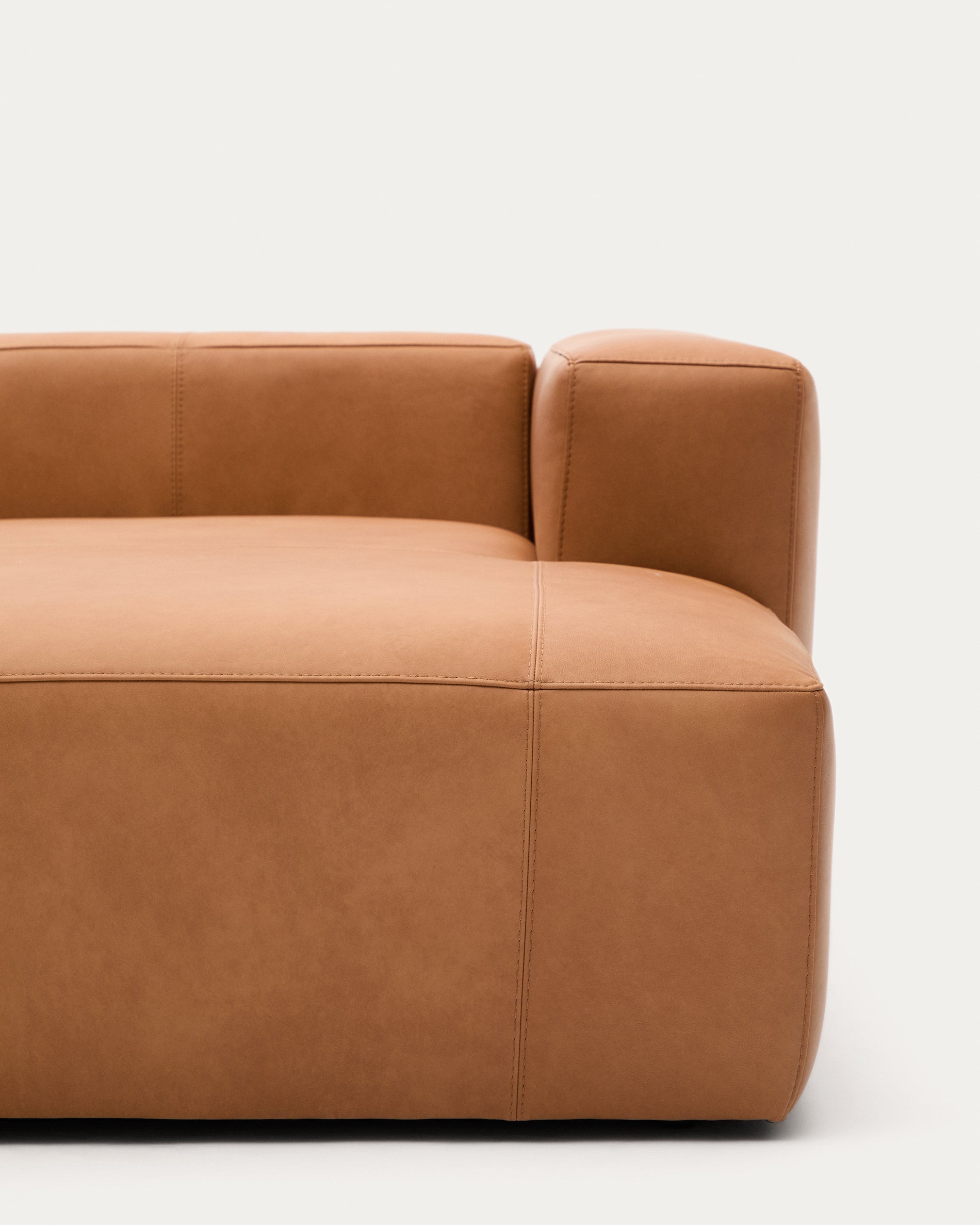 Sofa Blok aus braunem Leder 2-Sitzer Chaiselongue links 240 cm in Braun präsentiert im Onlineshop von KAQTU Design AG. 2er Sofa ist von Kave Home