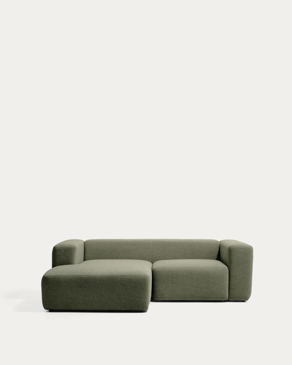 2-Sitzer-Sofa Blok mit Chaiselongue links in moosgrüner Chenille, 240 cm, FSC Mix Credit in Grün präsentiert im Onlineshop von KAQTU Design AG. L-Sofa links ist von Kave Home