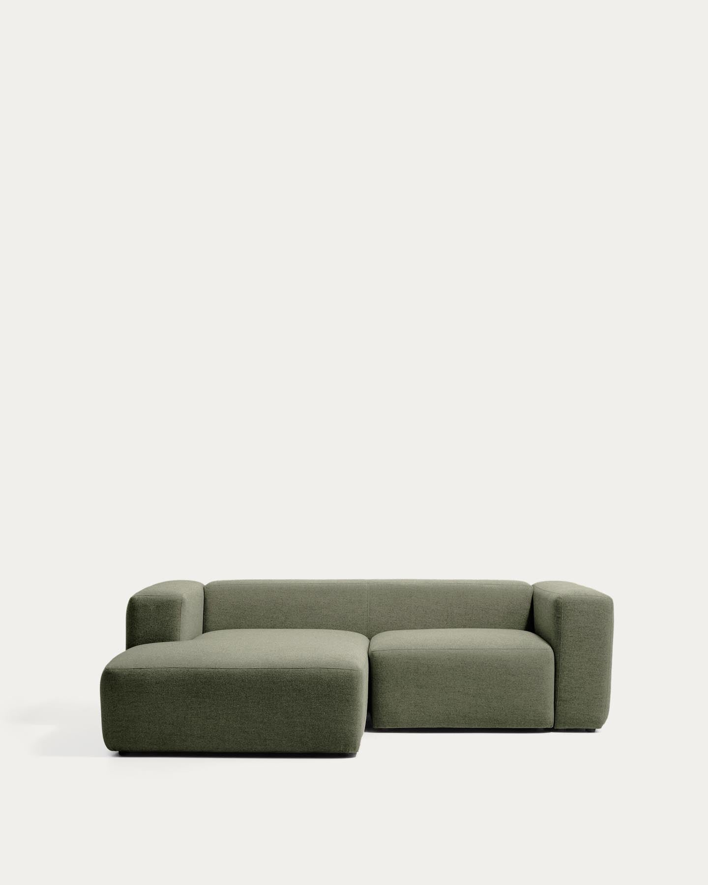 2-Sitzer-Sofa Blok mit Chaiselongue links in moosgrüner Chenille, 240 cm, FSC Mix Credit in Grün präsentiert im Onlineshop von KAQTU Design AG. L-Sofa links ist von Kave Home