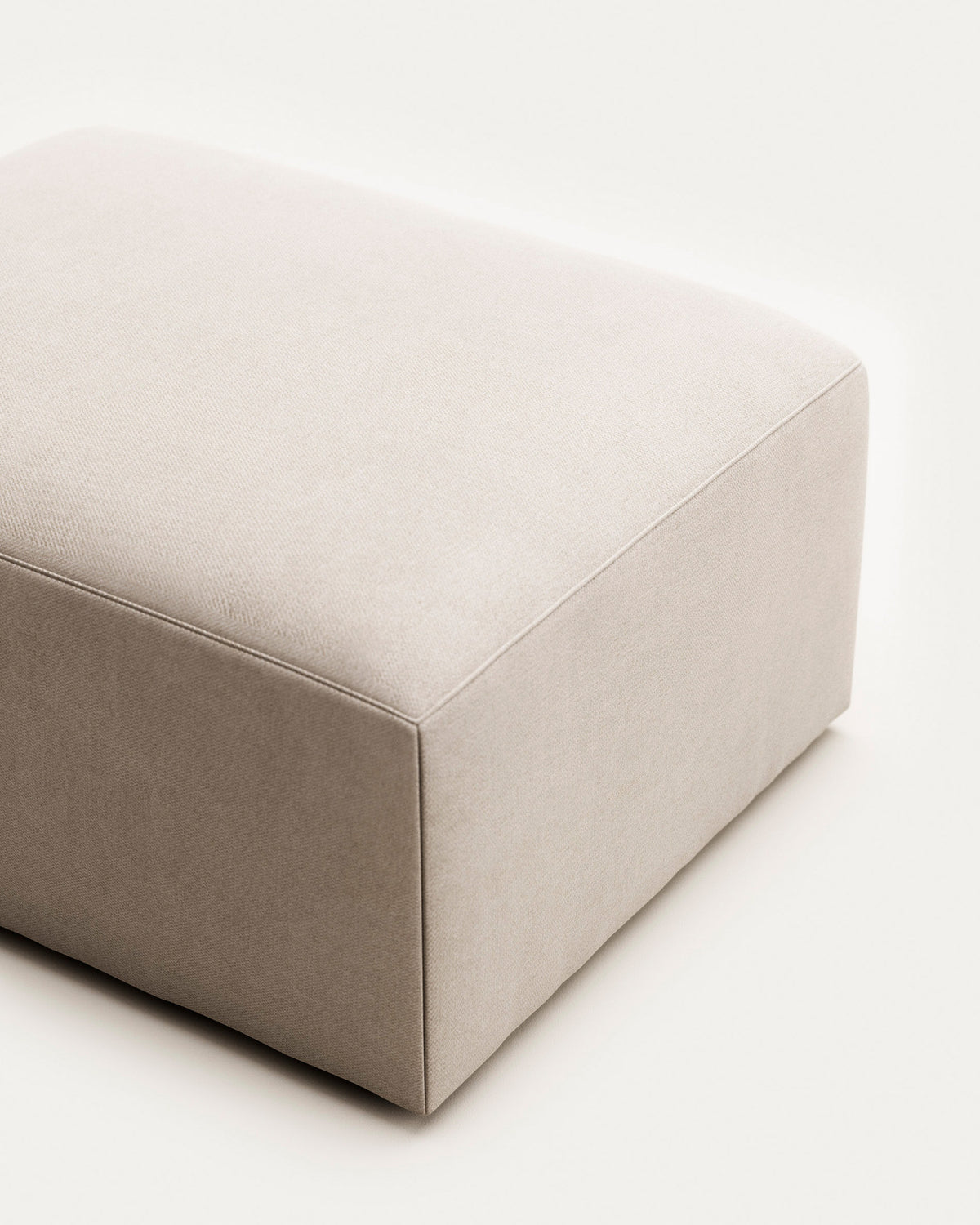 Fussablage Blok mit beiger Chenille 90 x 74 cm FSC Mix Credit in Beige präsentiert im Onlineshop von KAQTU Design AG. Pouf ist von Kave Home