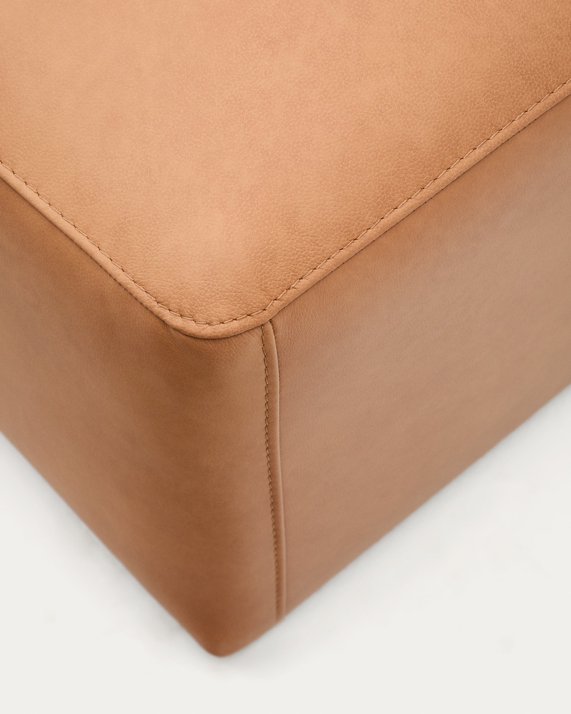 Fußstütze Blok aus braunem Leder 90 x 74 cm in Braun präsentiert im Onlineshop von KAQTU Design AG. Modulares Sofa ist von Kave Home