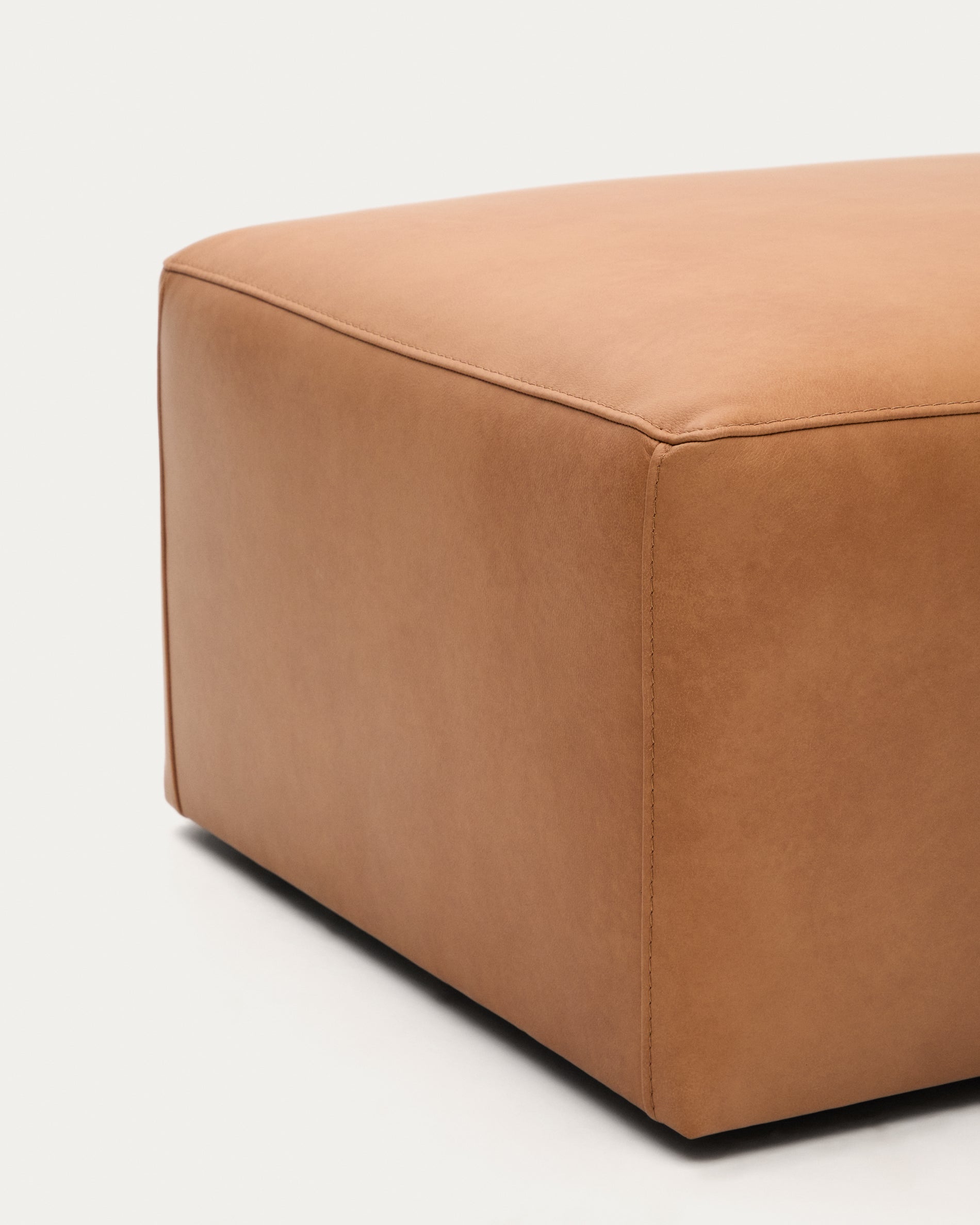 Fußstütze Blok aus braunem Leder 90 x 74 cm in Braun präsentiert im Onlineshop von KAQTU Design AG. Modulares Sofa ist von Kave Home