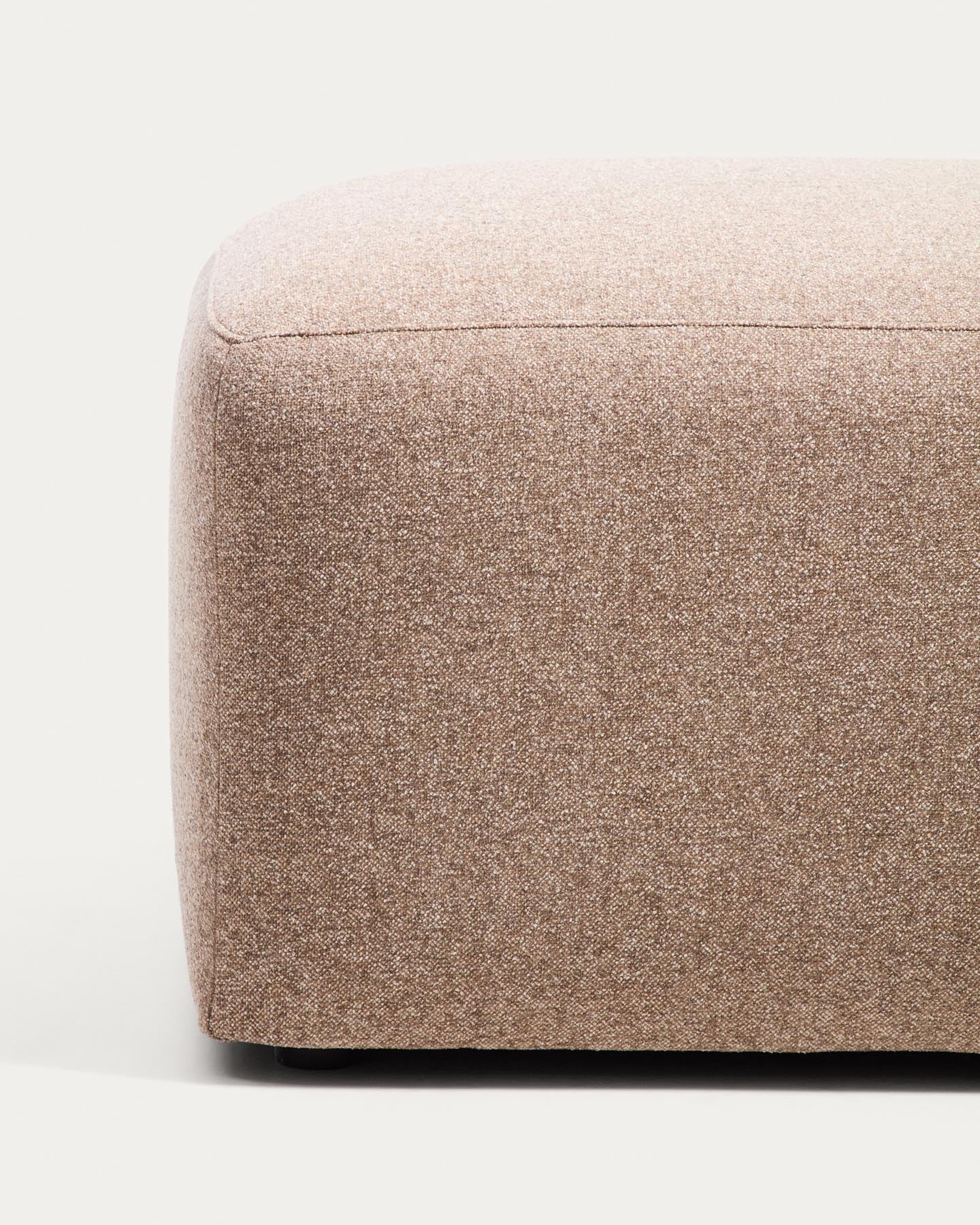 Fussablage Blok in brauner Chenille, 90 x 74 cm, FSC Mix Credit in Taupe präsentiert im Onlineshop von KAQTU Design AG. Pouf ist von Kave Home