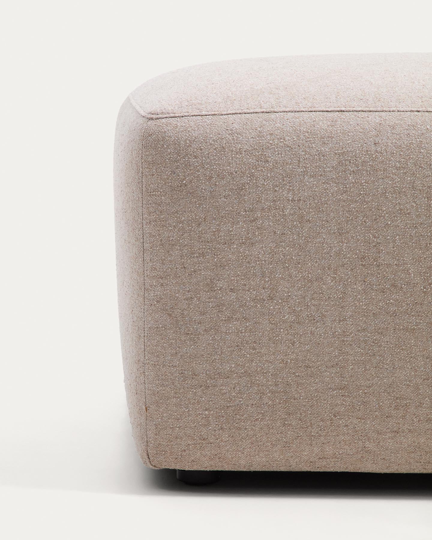 Fussablage Blok in beiger Chenille, 90 x 74 cm, FSC Mix Credit in Beige präsentiert im Onlineshop von KAQTU Design AG. Pouf ist von Kave Home