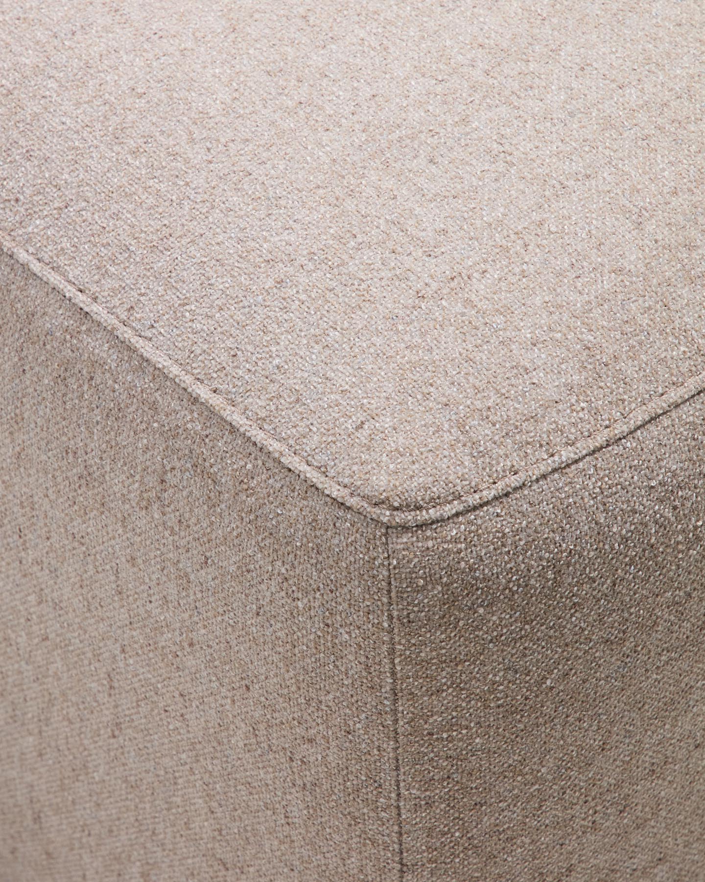 Fussablage Blok in beiger Chenille, 90 x 74 cm, FSC Mix Credit in Beige präsentiert im Onlineshop von KAQTU Design AG. Pouf ist von Kave Home