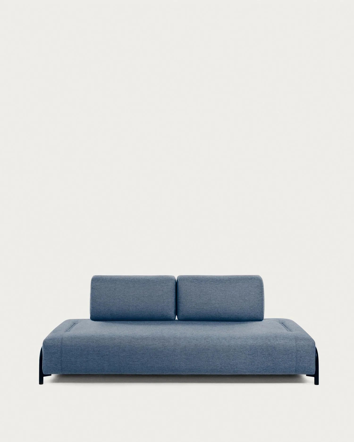 Elegantes, blaues 3-Sitzer Sofa von Kave Home: Komfort, modernes Design, hochwertiger Stoff, modular und langlebig.