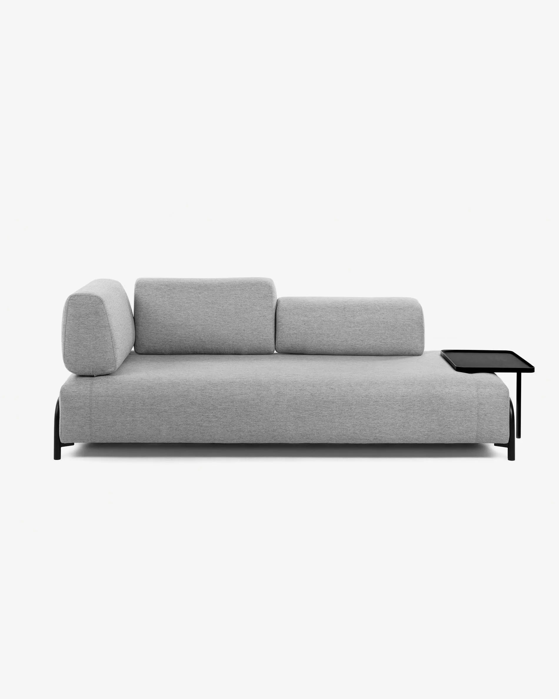 Das Compo Tablett von Kave Home: stilvoll, robust und vielseitig – ideal für Getränke und Snacks auf Ihrem Sofa.