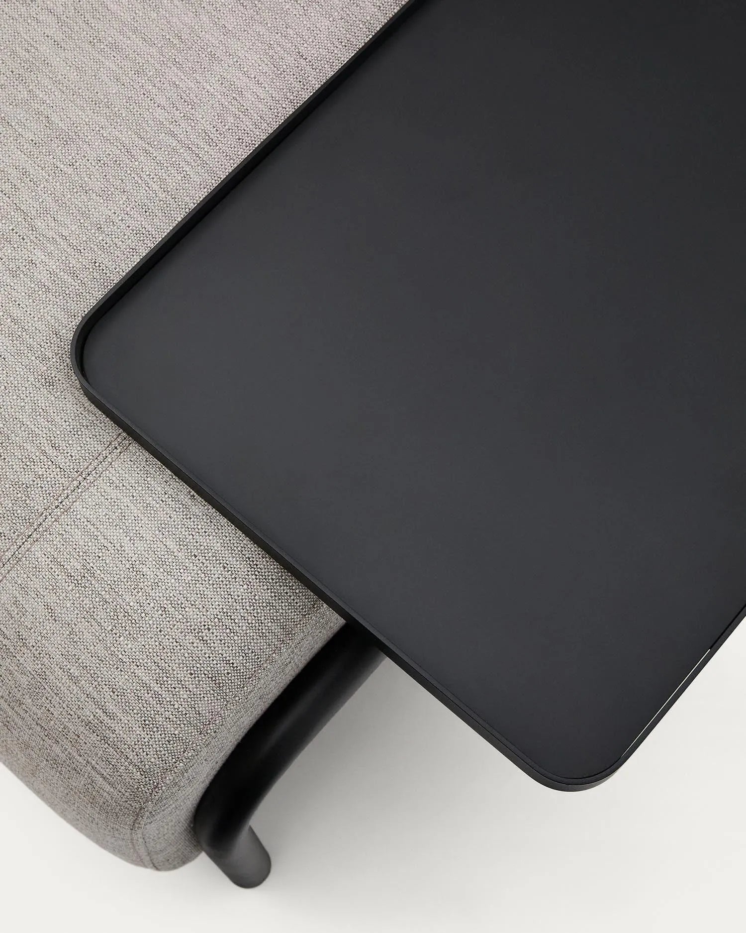 Das Compo Tablett von Kave Home: stilvoll, robust und vielseitig – ideal für Getränke und Snacks auf Ihrem Sofa.
