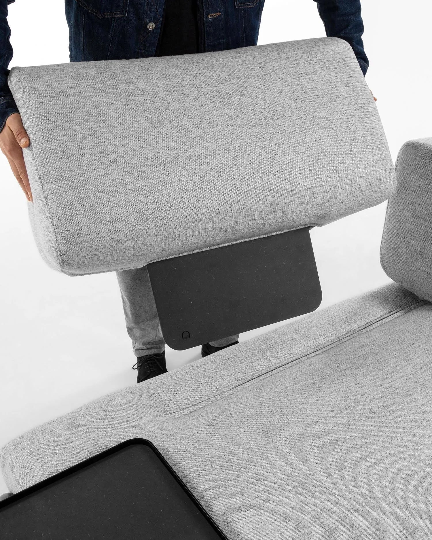 Das Compo Tablett von Kave Home: stilvoll, robust und vielseitig – ideal für Getränke und Snacks auf Ihrem Sofa.
