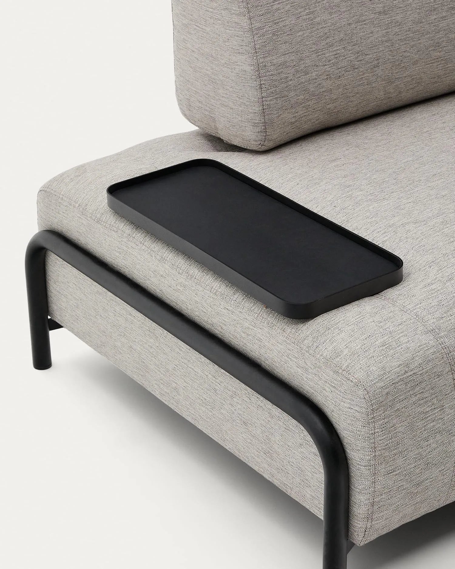 Elegantes Tablett für Ihr Sofa: Praktisch, stilvoll und aus hochwertigem Stoff, ideal für Snacks und Getränke.
