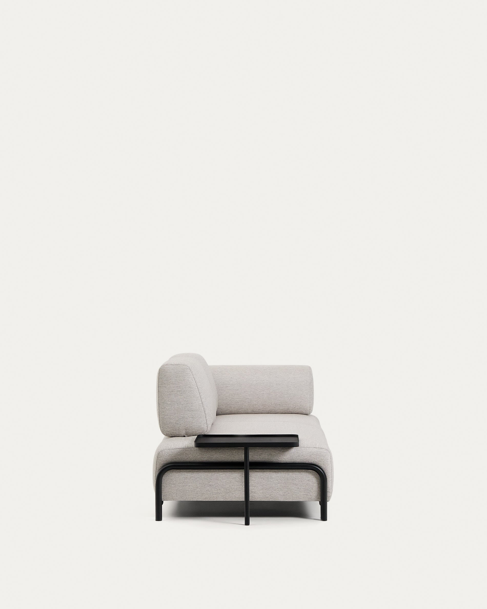 2-Sitzer-Sofa Compo in Graubeige mit großem Tablett und schwarzem Metallgestell 200 cm FSC in Beige präsentiert im Onlineshop von KAQTU Design AG. 2er Sofa ist von Kave Home