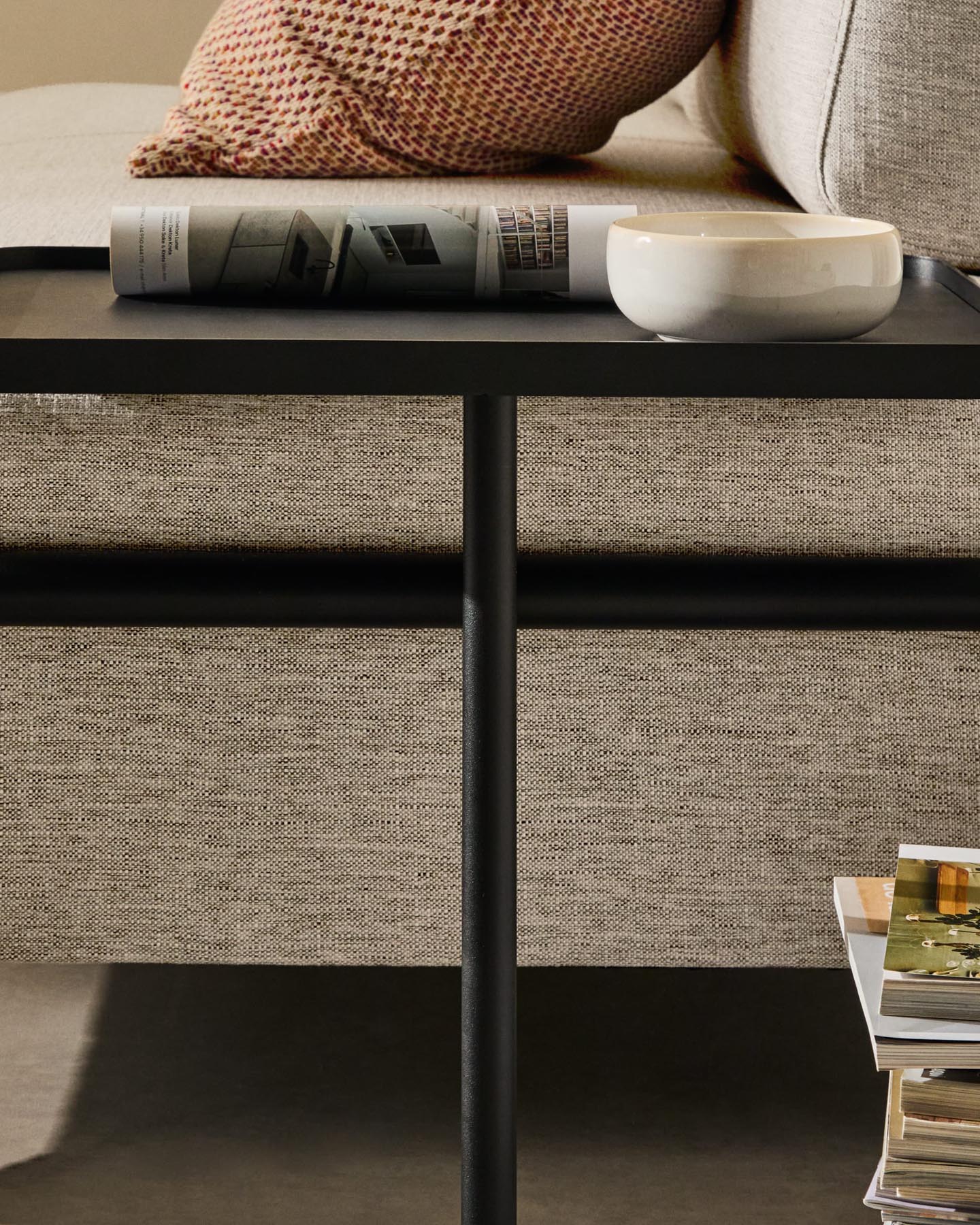 2-Sitzer-Sofa Compo in Graubeige mit großem Tablett und schwarzem Metallgestell 200 cm FSC in Beige präsentiert im Onlineshop von KAQTU Design AG. 2er Sofa ist von Kave Home
