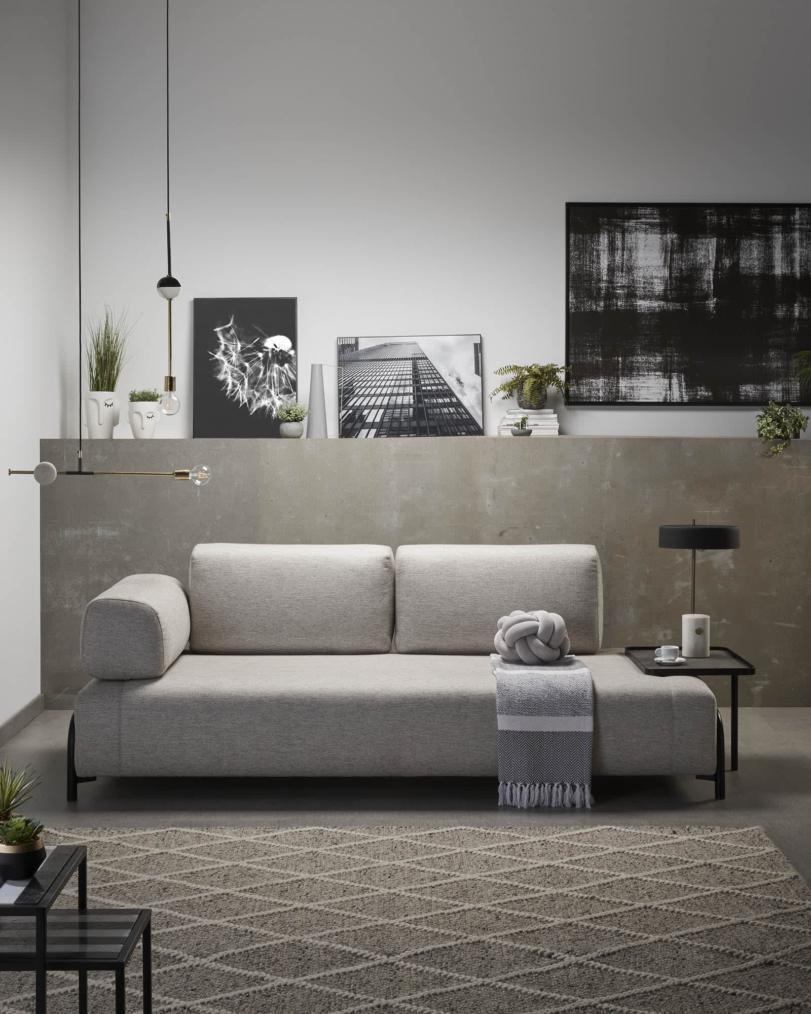 Modernes 3-Sitzer Sofa in Beige-Grau, 252 cm, von Kave Home, mit integriertem Tablett für stilvollen Komfort und Funktionalität.