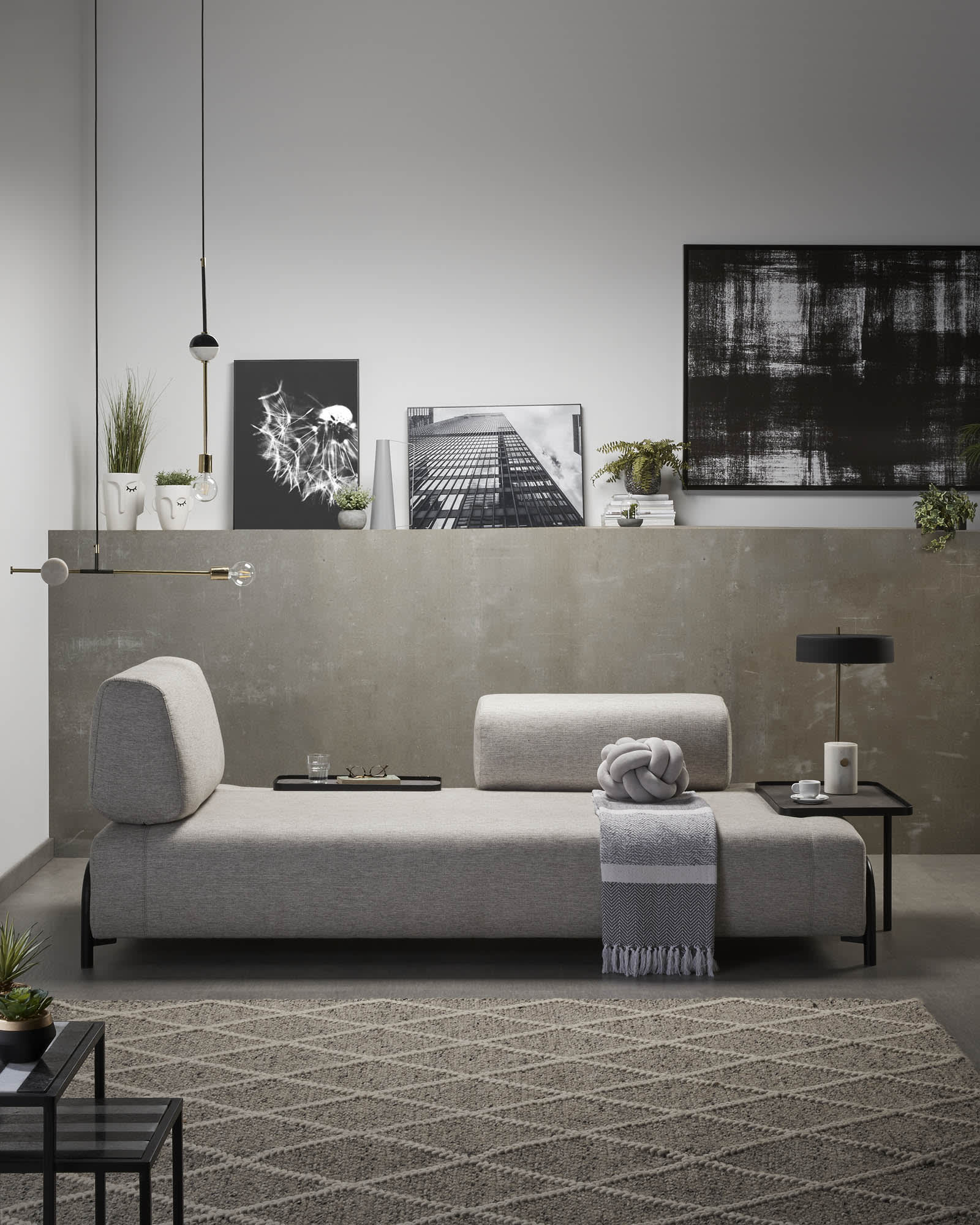 Elegantes 3-Sitzer Sofa in Beige-Grau, 252 cm, von Kave Home, mit praktischem Tablett für modernen Stil und Komfort.