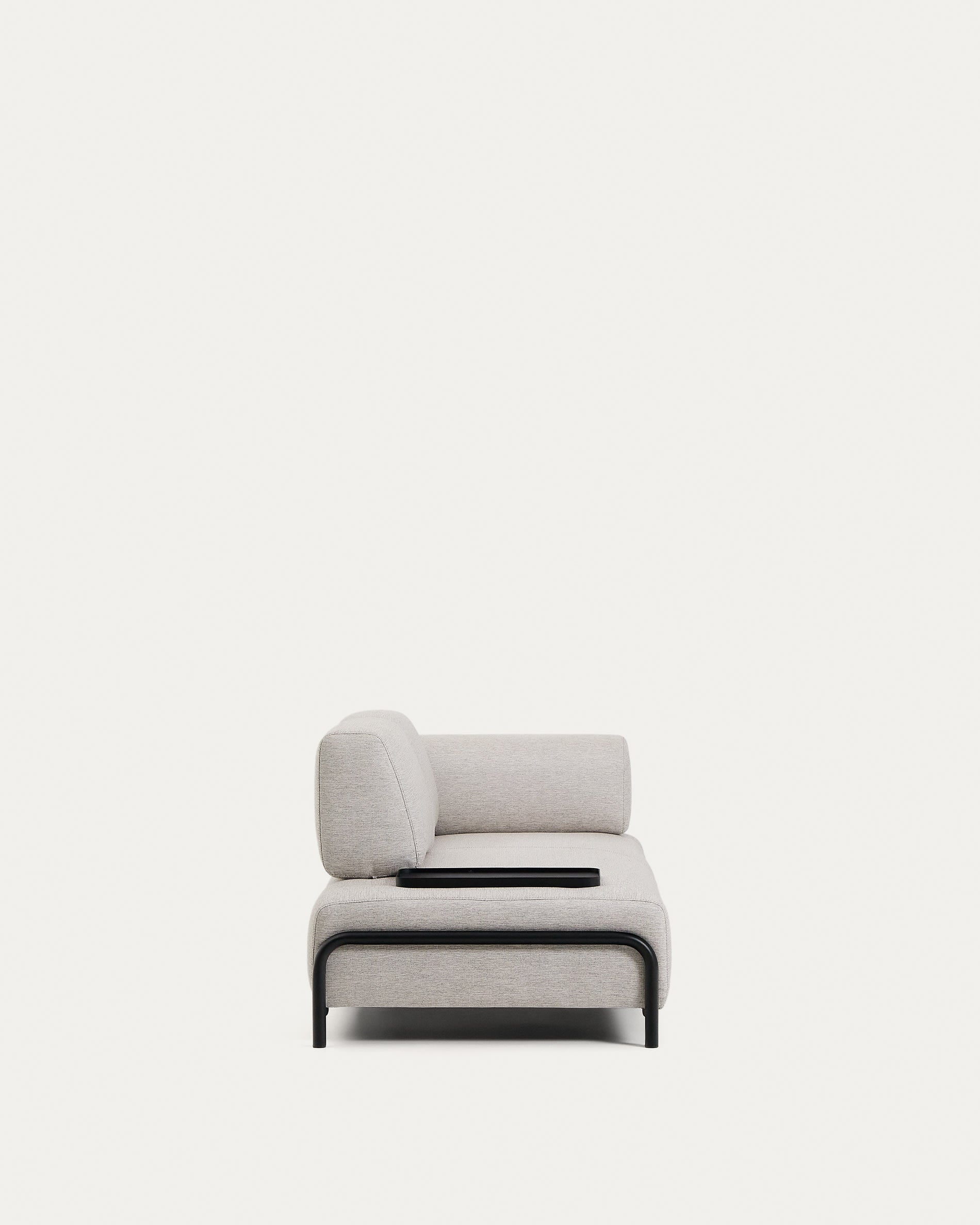 2-Sitzer-Sofa Compo in Graubeige mit kleinem Tablett und schwarzem Metallgestell 200 cm FS in Beige präsentiert im Onlineshop von KAQTU Design AG. 2er Sofa ist von Kave Home