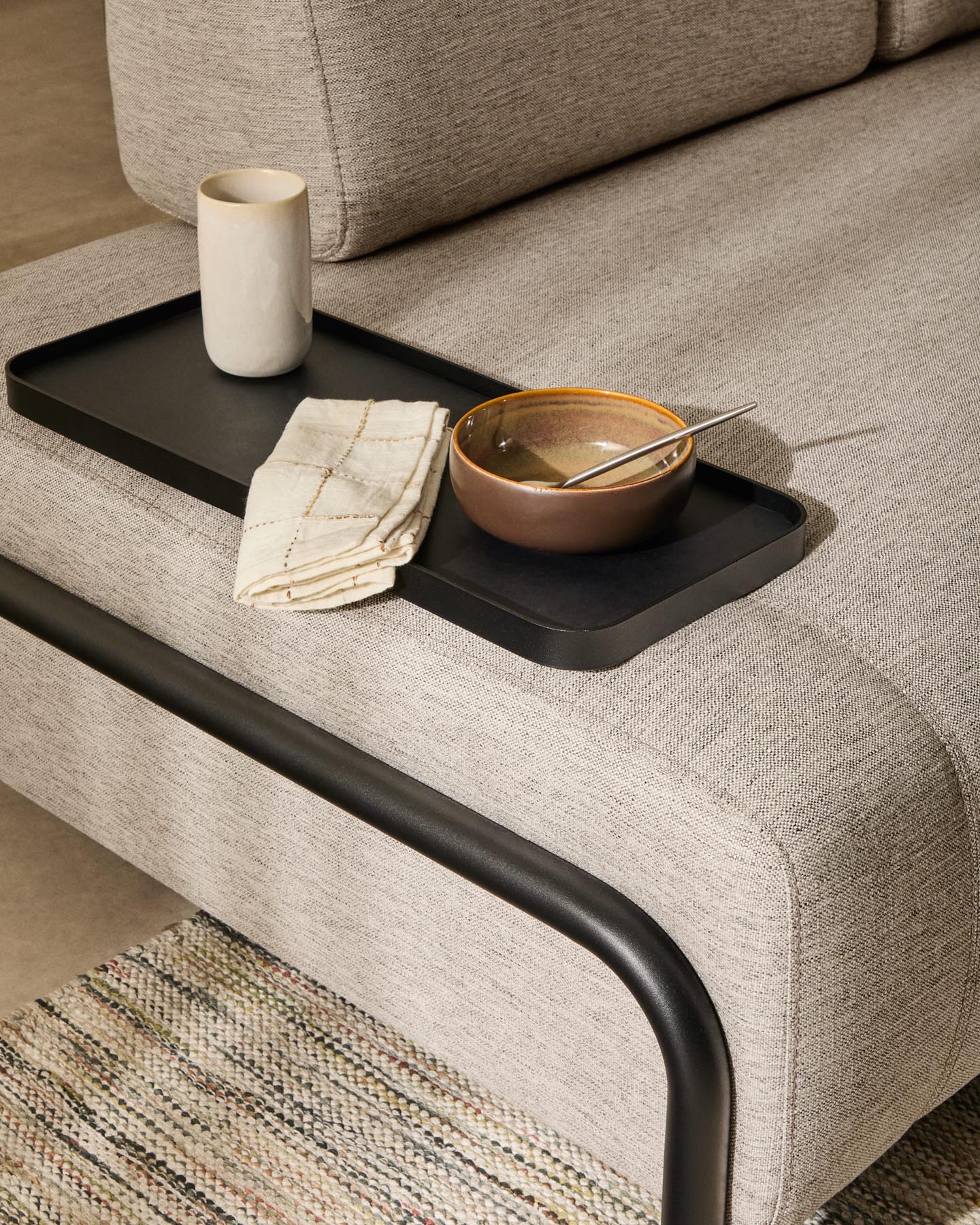 2-Sitzer-Sofa Compo in Graubeige mit kleinem Tablett und schwarzem Metallgestell 200 cm FS in Beige präsentiert im Onlineshop von KAQTU Design AG. 2er Sofa ist von Kave Home