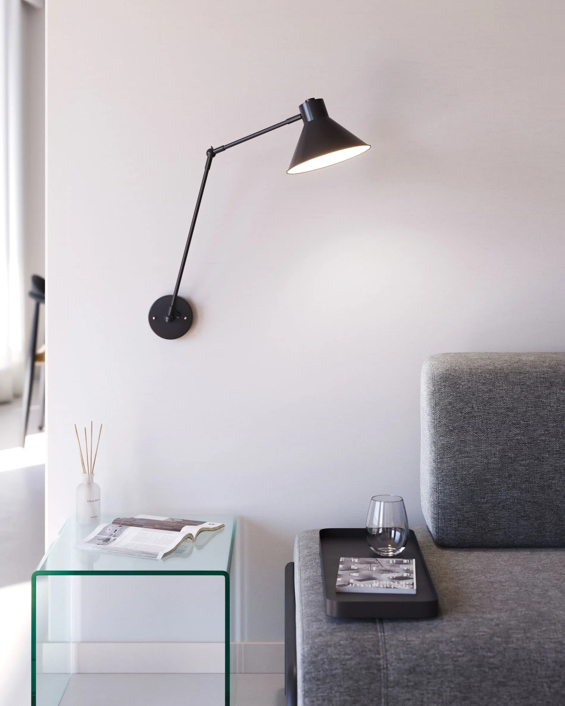 Elegantes 3-Sitzer Sofa in Dunkelgrau, 232 cm, mit integriertem Tablett. Perfekt für modernes Wohnen, von Kave Home.