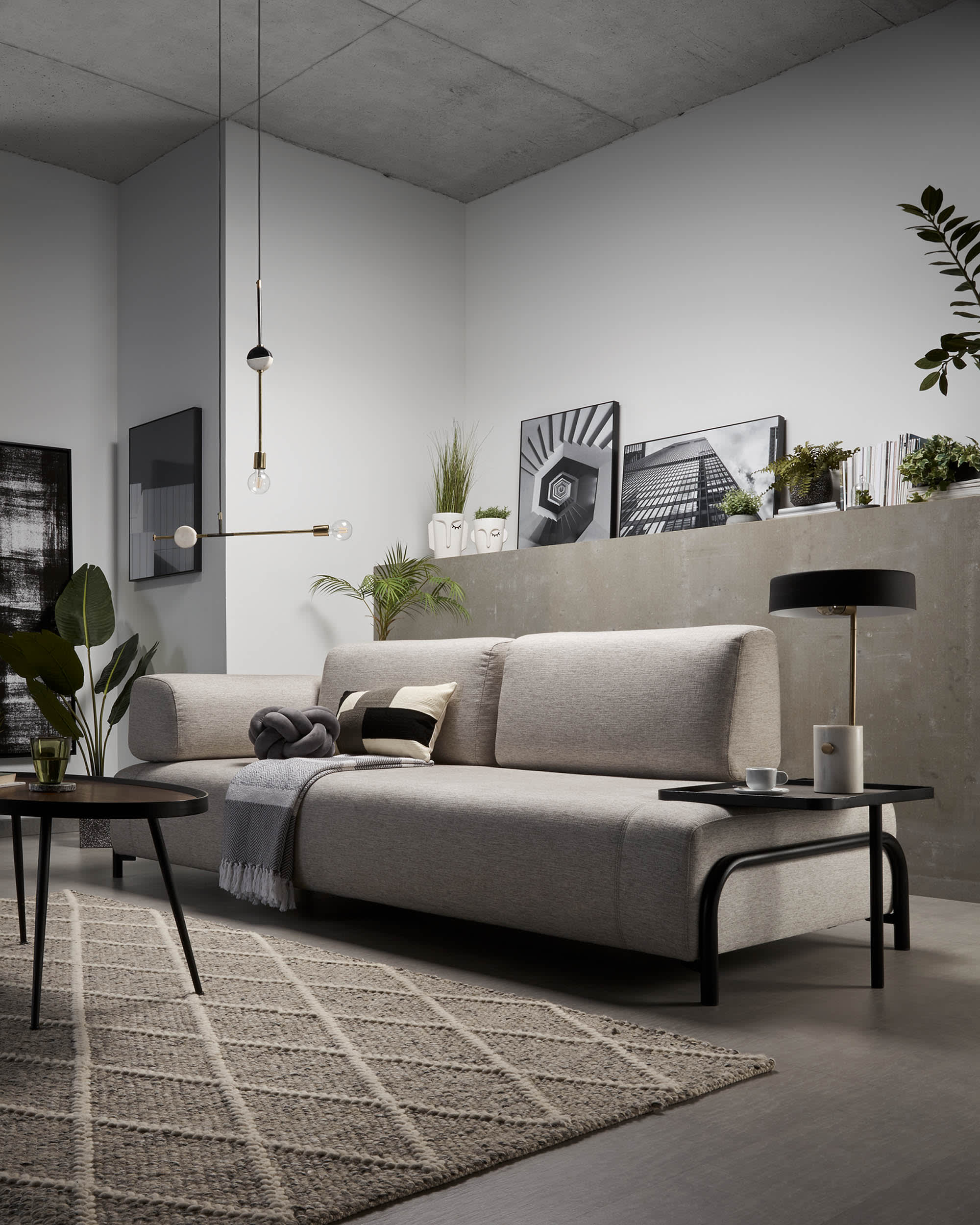 Das Compo 3-Sitzer Sofa in Beige-Grau von Kave Home bietet Komfort und Stil mit integriertem Tablett, ideal für modernes Wohnen.