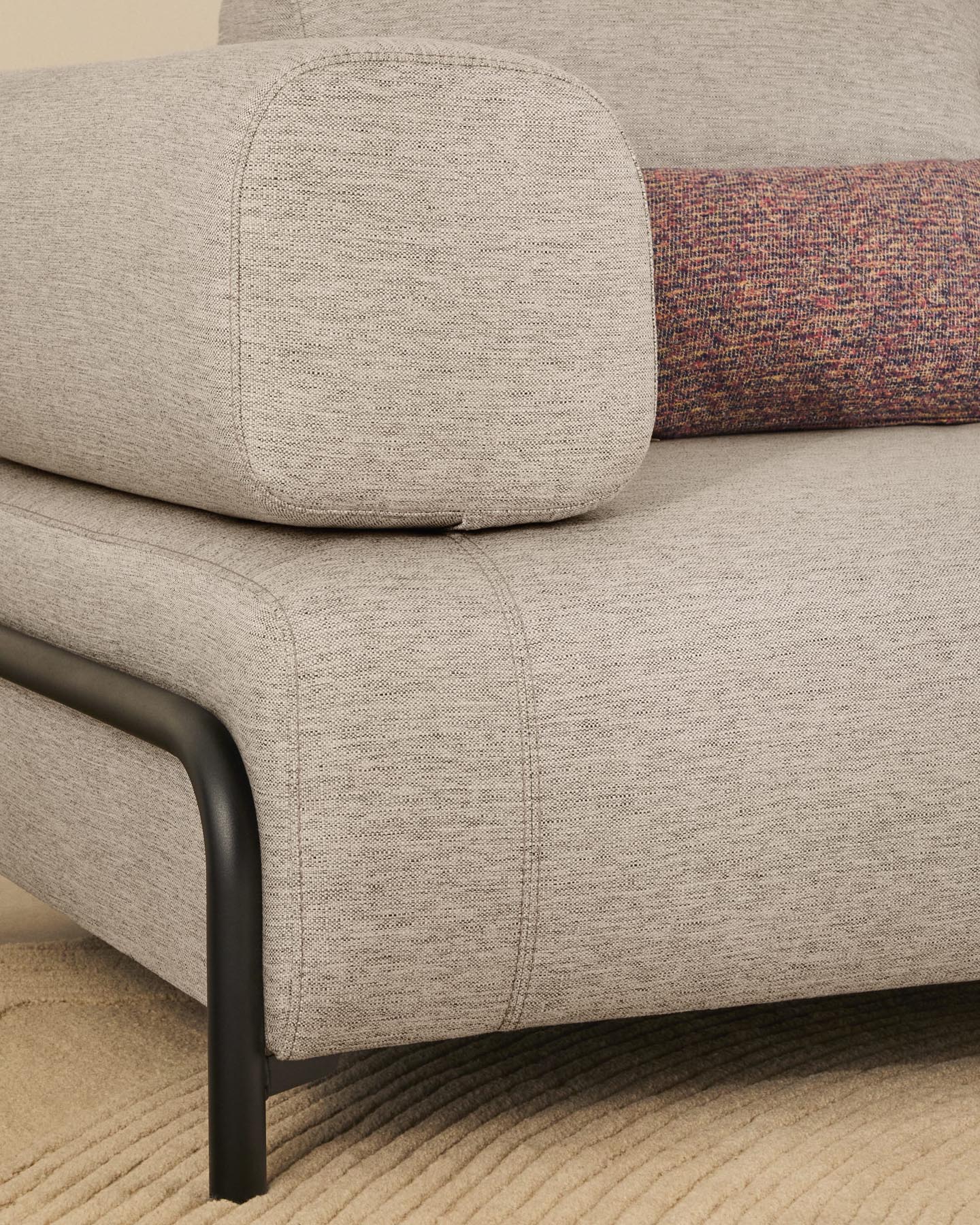 2-Sitzer-Sofa Compo in Graubeige mit schwarzem Metallgestell 200 cm FSC Mix Credit in Beige präsentiert im Onlineshop von KAQTU Design AG. 2er Sofa ist von Kave Home