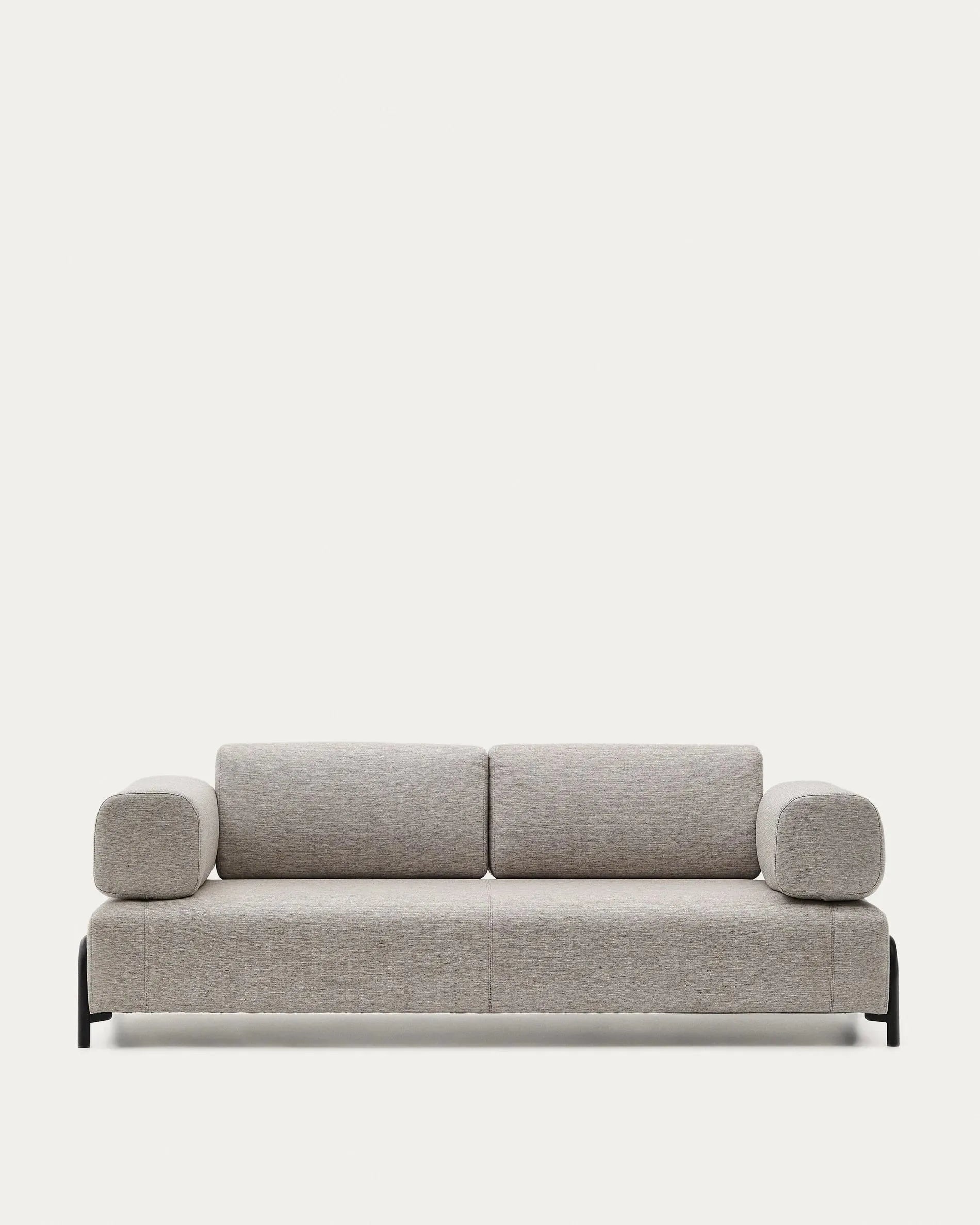 Das Compo 3-Sitzer Sofa von Kave Home in beige-grau bietet mit 232 cm Breite stilvollen Komfort für Ihr Wohnzimmer.
