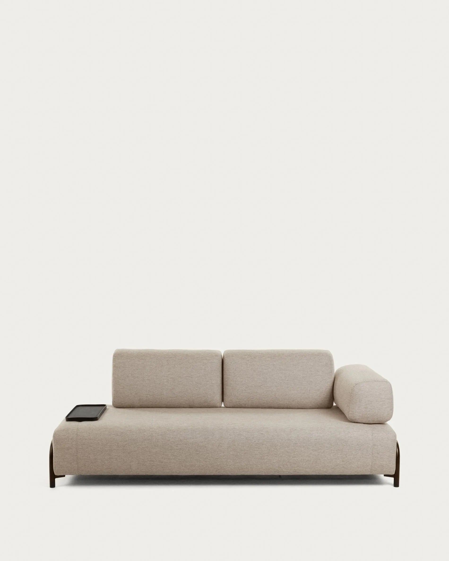 Das Compo 3-Sitzer Sofa von Kave Home in beige-grau (232 cm) bietet modernes Design und gemütlichen Komfort für Ihr Wohnzimmer.