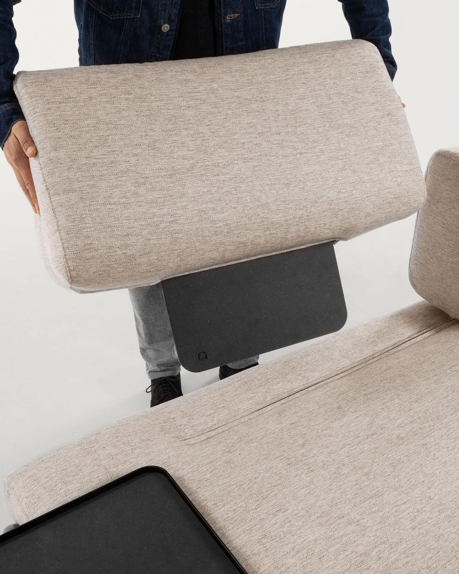 Das Kave Home Compo 3-Sitzer Sofa in beige-grau (232 cm) kombiniert stilvolles Design mit hohem Komfort für Ihr Zuhause.