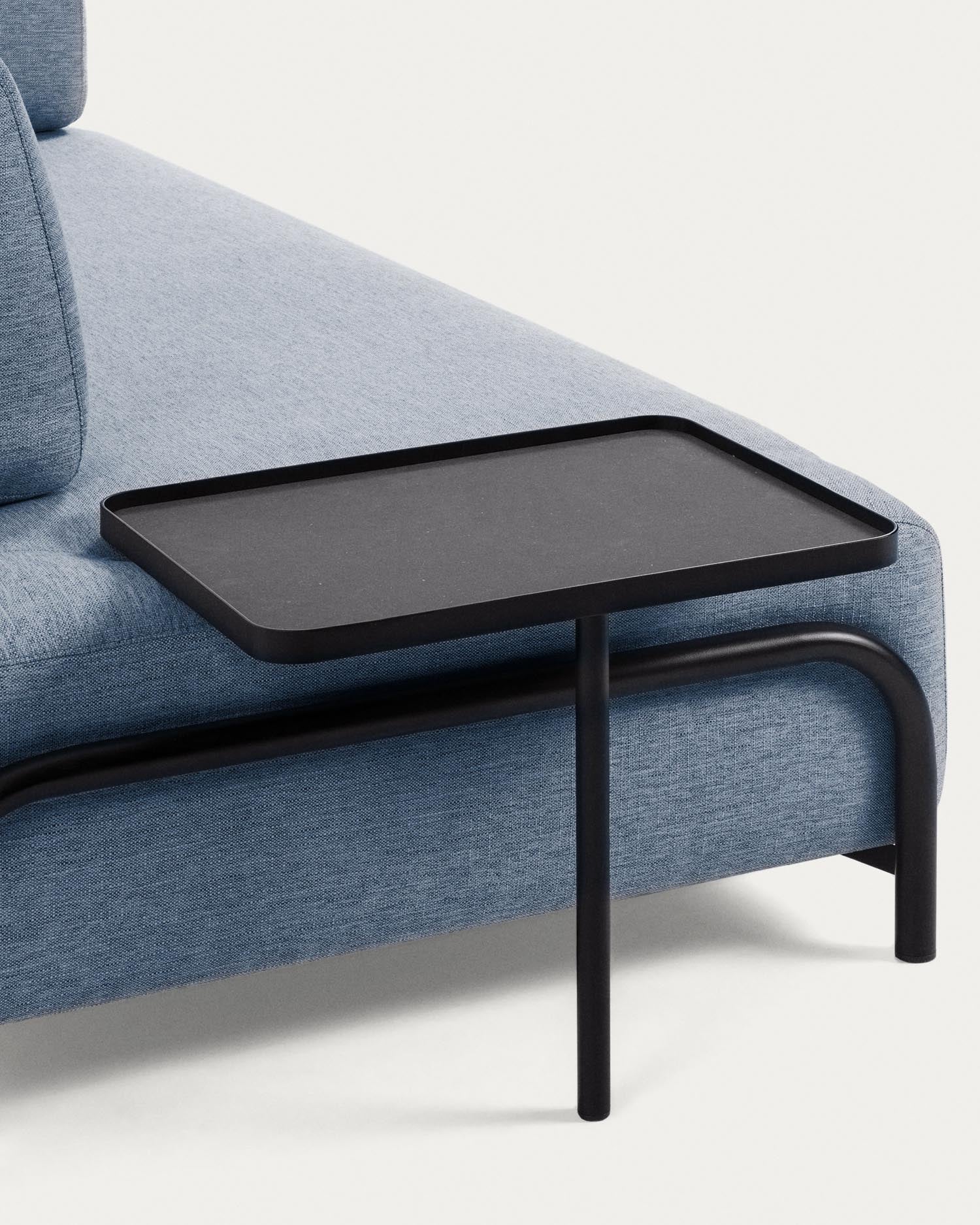 Das elegante Compo 3-Sitzer Sofa in Blau von Kave Home bietet mit 232 cm Platz für Entspannung und stilvolle Akzente in Ihrem Wohnzimmer.