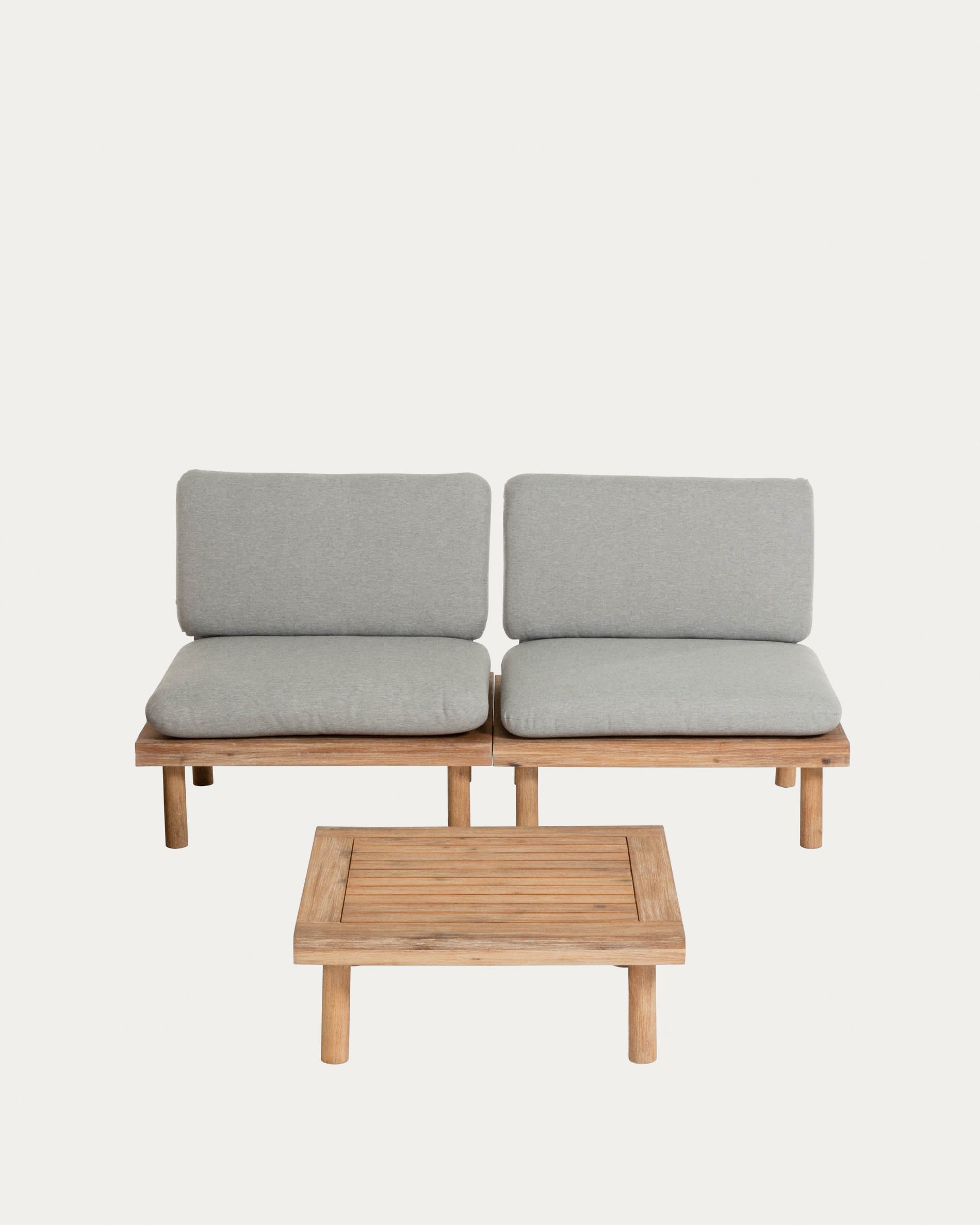 Das Viridis Set von Kave Home umfasst 2 FSC-zertifizierte Sessel und einen Tisch, ideal für stilvolle und nachhaltige Außenbereiche.