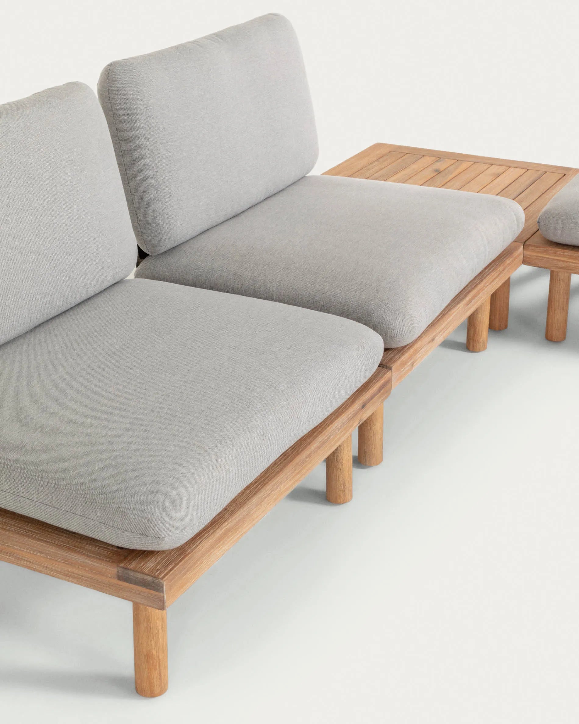 Das Viridis Set: Zwei Sessel und ein Tisch aus robustem Akazienholz, ideal für stilvolle Entspannung im Freien.