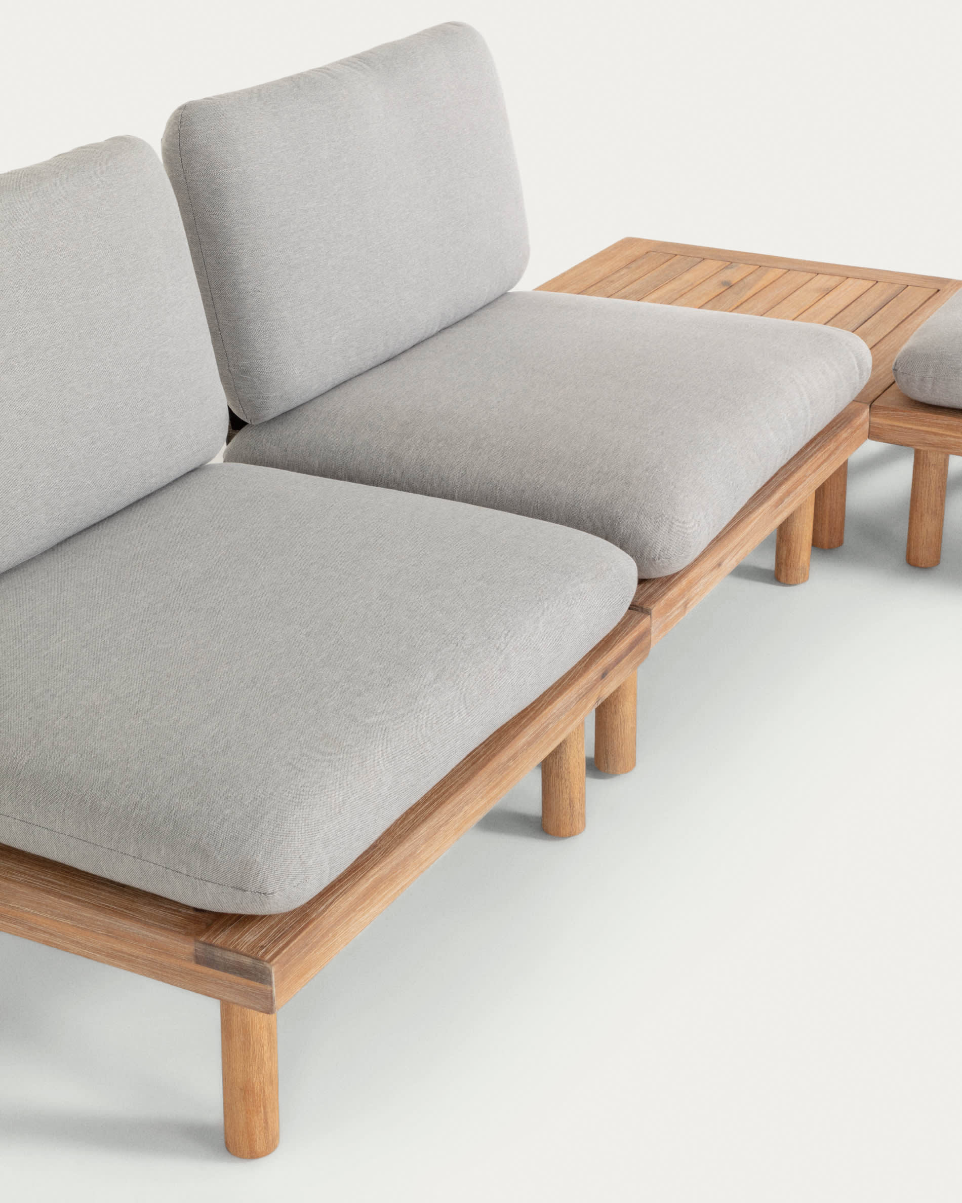 Das Viridis Set von Kave Home bietet 2 FSC-zertifizierte Sessel und einen Tisch, perfekt für umweltbewusste und elegante Außenbereiche.
