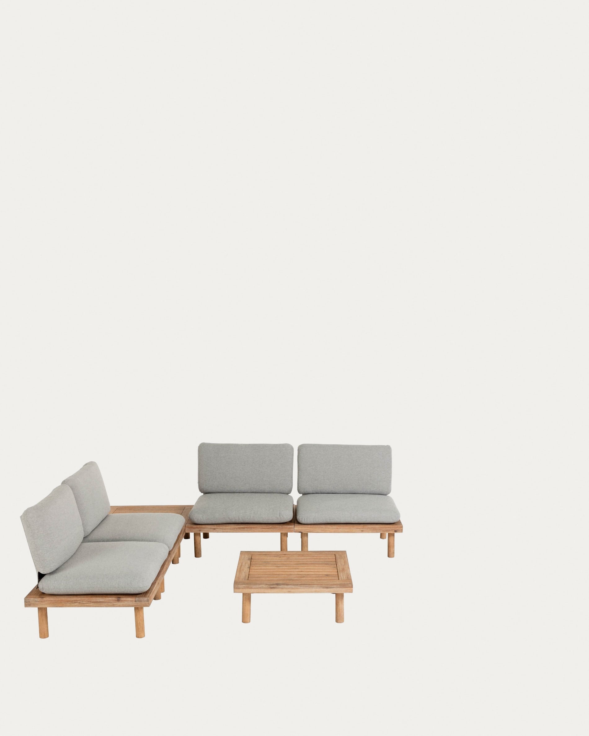 Das Viridis Outdoor Set von Kave Home bietet 4 Sessel und 2 Tische aus FSC-zertifiziertem Holz, ideal für stilvolle Außenbereiche.
