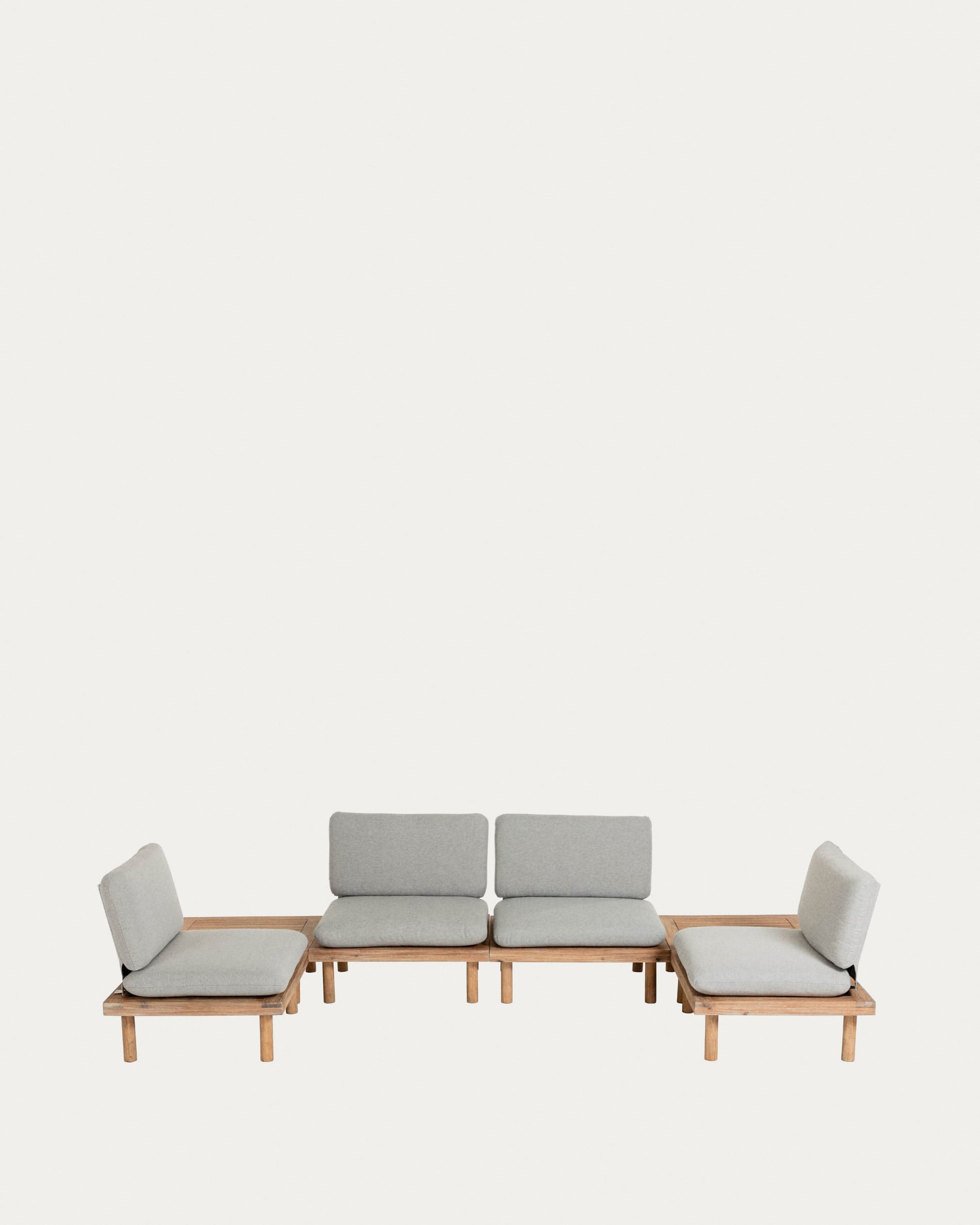 Das Viridis Outdoor Set von Kave Home umfasst 4 Sessel und 2 Tische aus FSC-zertifiziertem Holz, perfekt für moderne Terrassen.