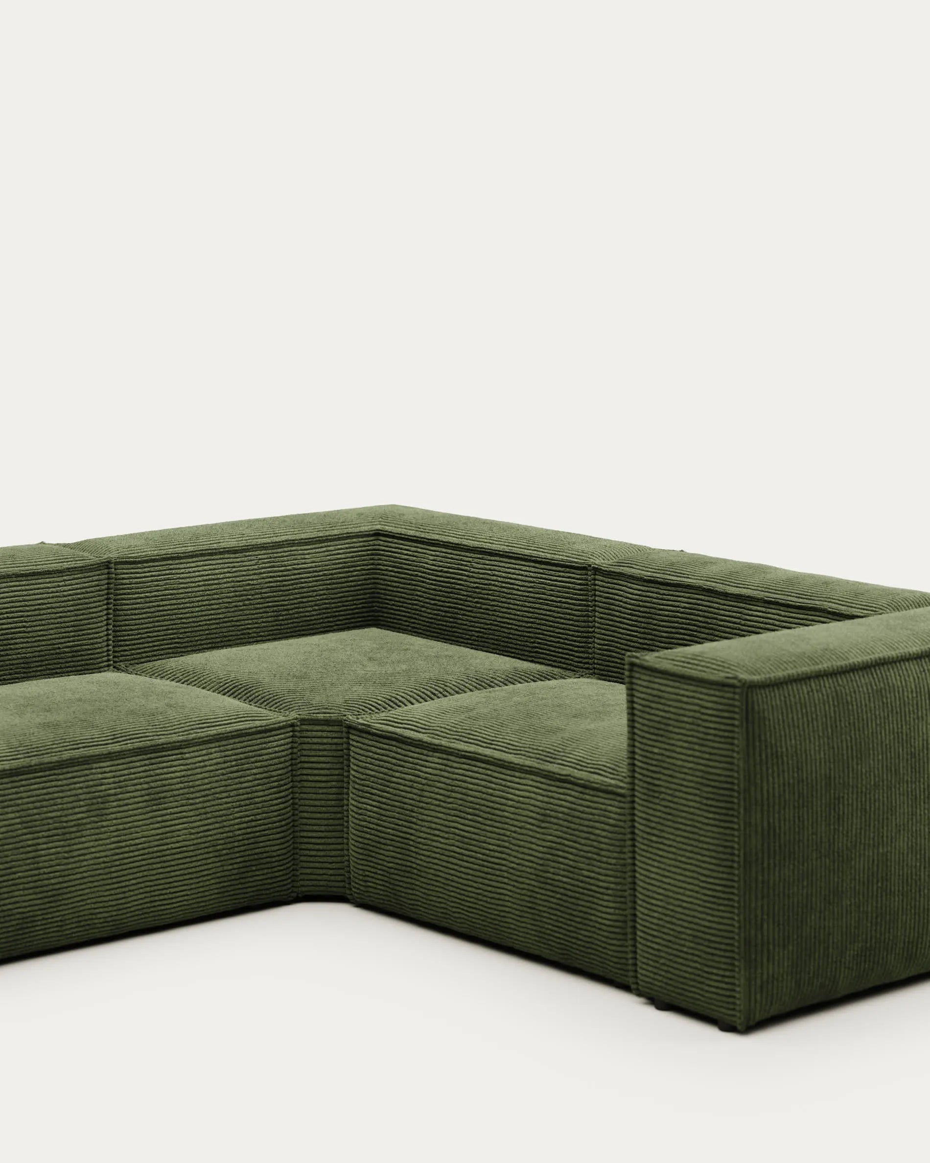 Elegantes Ecksofa in grünem Cord, 320x230 cm, bietet Komfort und Stil für Ihr Wohnzimmer. Modulares Design für flexible Anpassung.