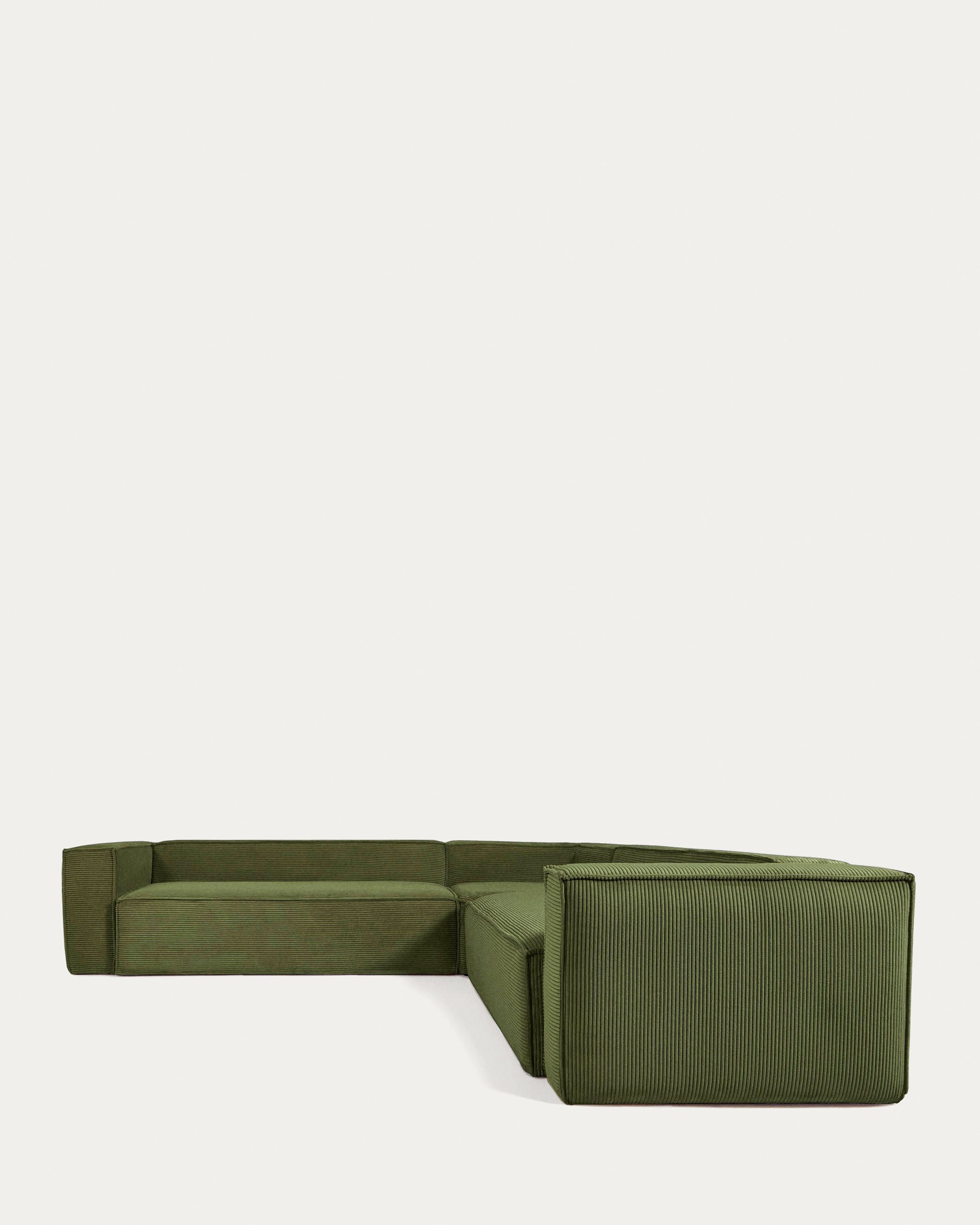 Das grüne Blok Ecksofa aus Cord bietet Platz für 6 Personen, misst 320x320 cm und ist FSC-zertifiziert für Nachhaltigkeit.