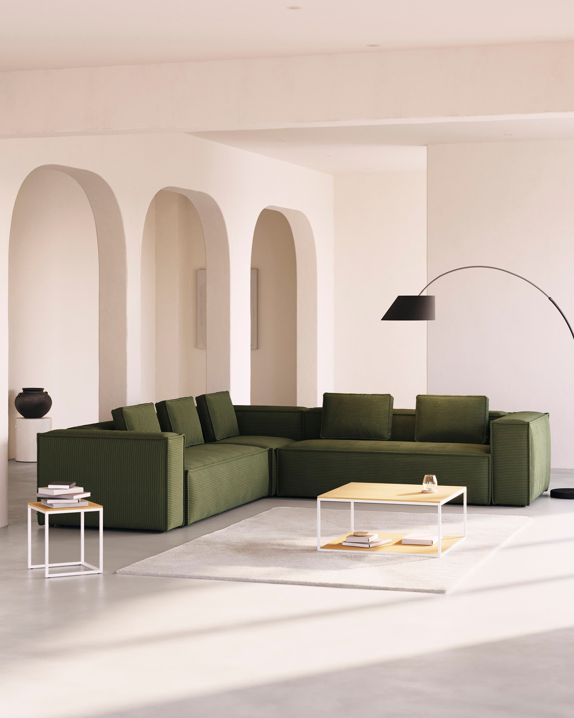 Das grüne Blok Ecksofa aus dickem Cord bietet Platz für 6 Personen, misst 320x320 cm und ist FSC-zertifiziert.