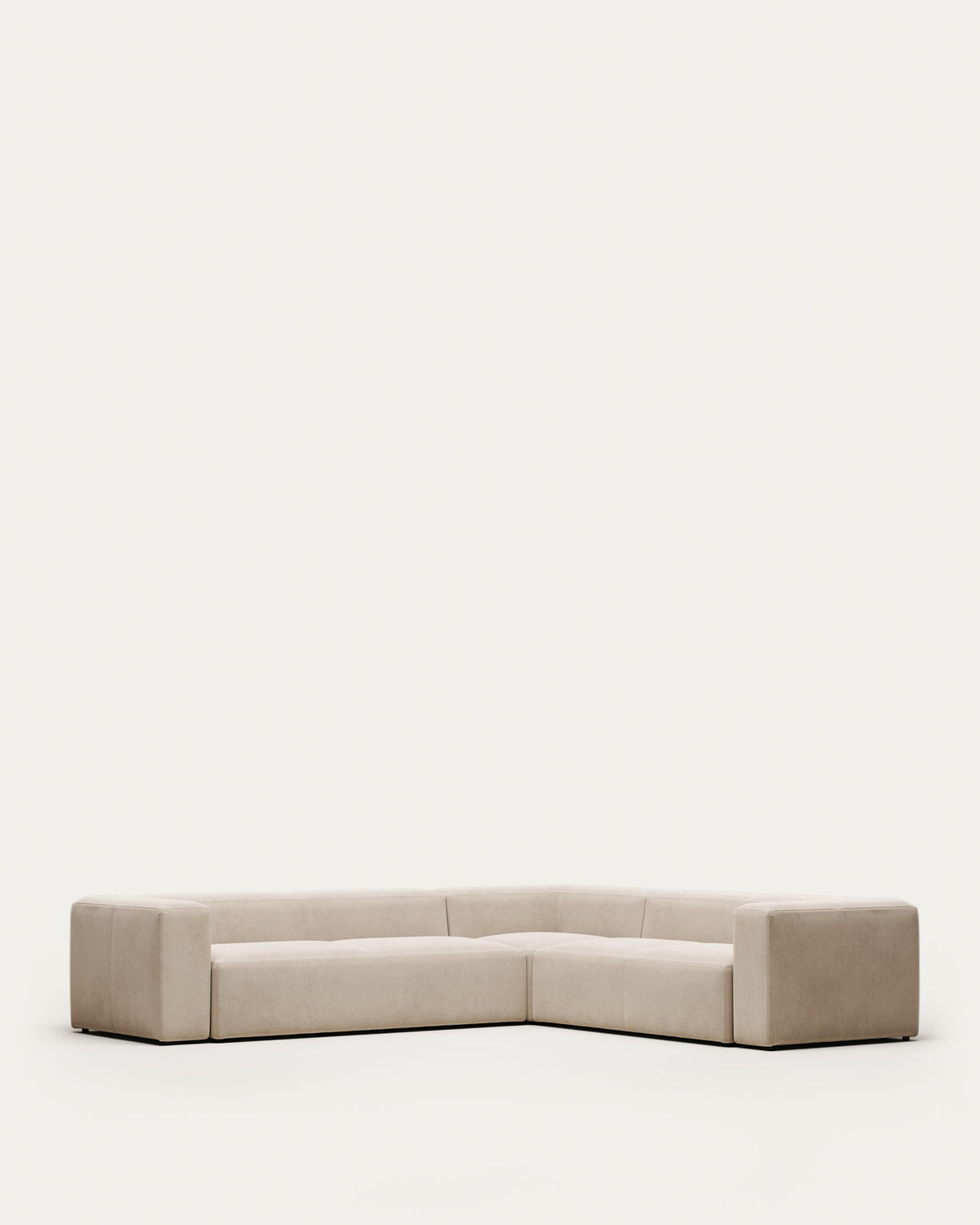 5-Sitzer-Ecksofa Blok mit beiger Chenille 320 x 290 cm / 290 x 320 cm FSC Mix Credit in Beige präsentiert im Onlineshop von KAQTU Design AG. Ecksofa ist von Kave Home
