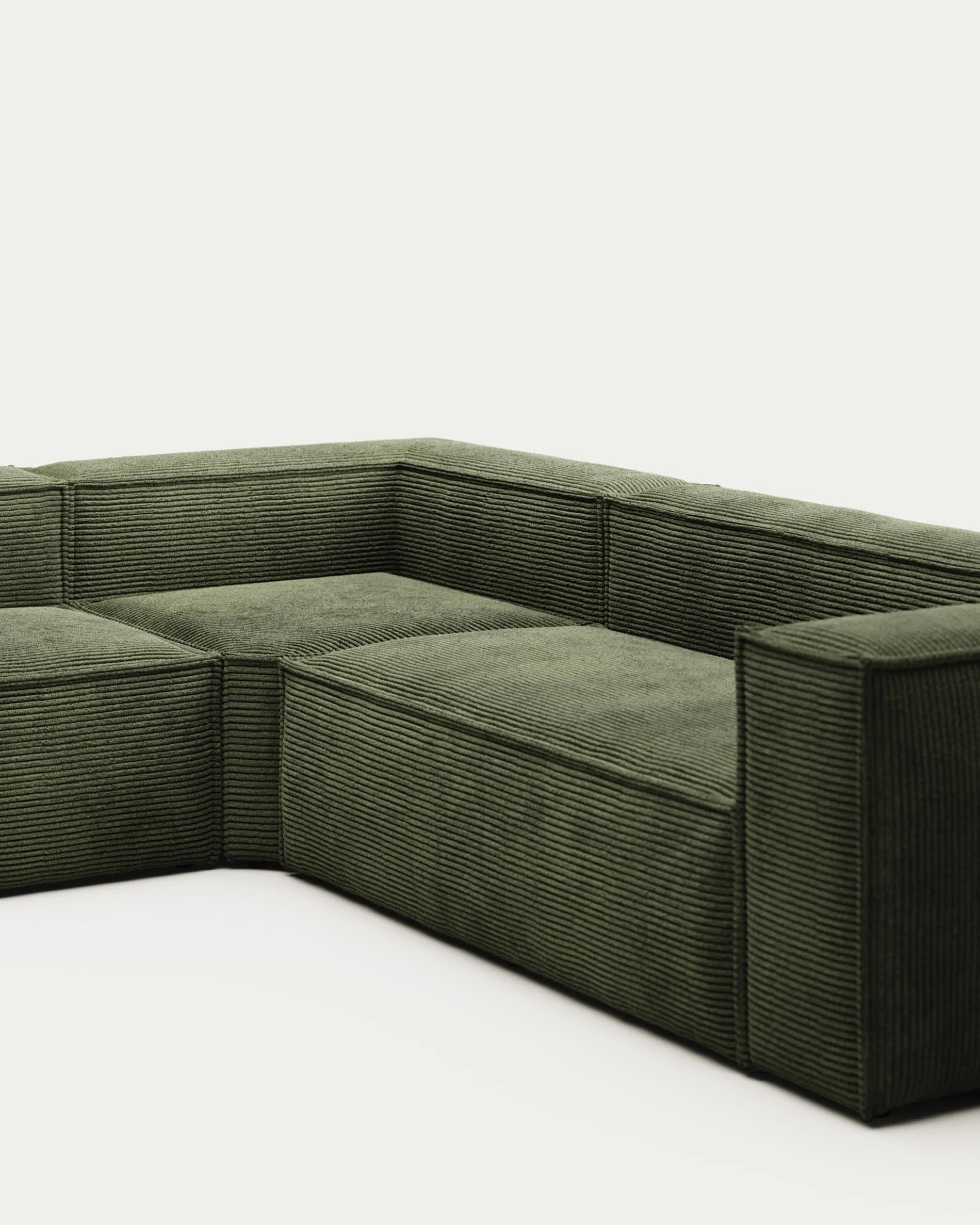 Das grüne Blok 5-Sitzer-Ecksofa aus breitem Cord, 320x290 cm, FSC-zertifiziert, vereint Komfort und modernes Design.