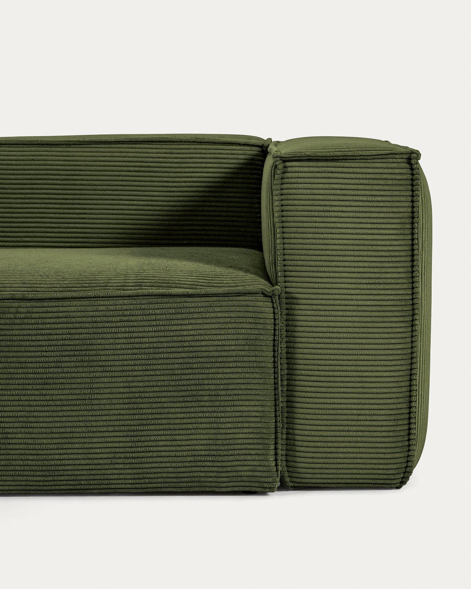 Das Blok Ecksofa in Grün, 5-Sitzer, breiter Cord, 320x290 cm, FSC-zertifiziert, bietet Stil und Gemütlichkeit.