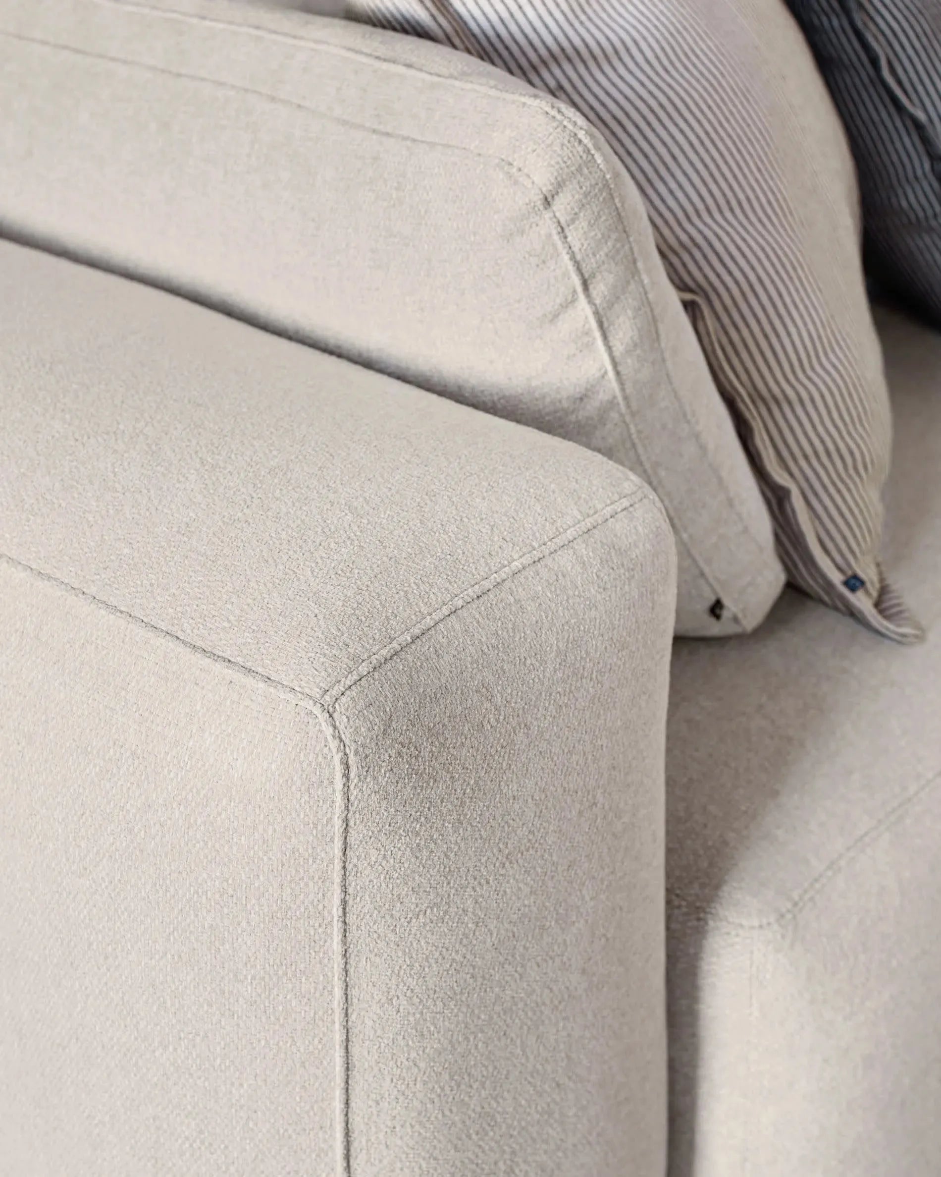 Elegantes Ecksofa Blok, 4-Sitzer, beige, 290x290 cm, FSC-zertifiziert, modernes Design, nachhaltig von Kave Home.