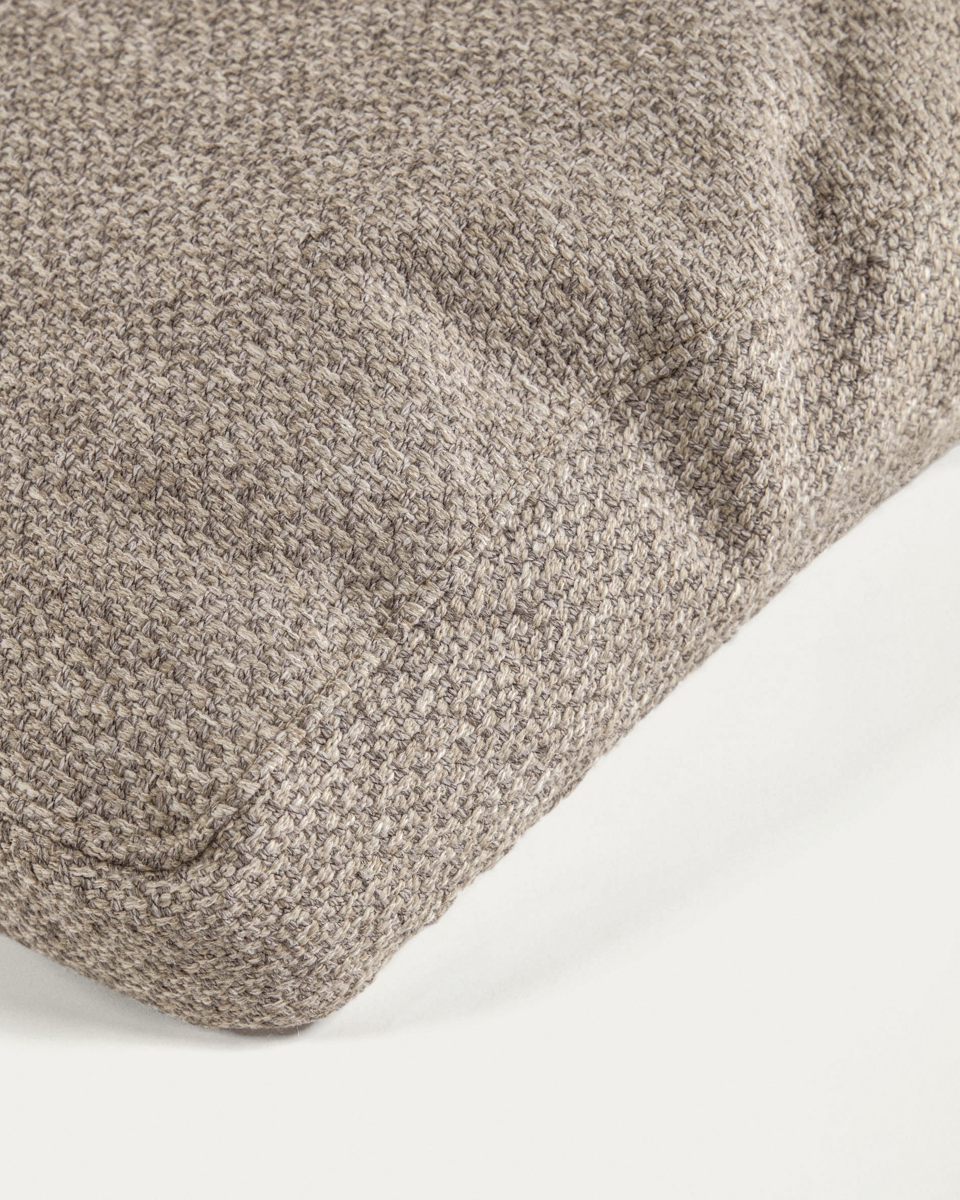 Noa Set aus Armlehnkissen beige in Beige präsentiert im Onlineshop von KAQTU Design AG. Deko Kissen ist von Kave Home