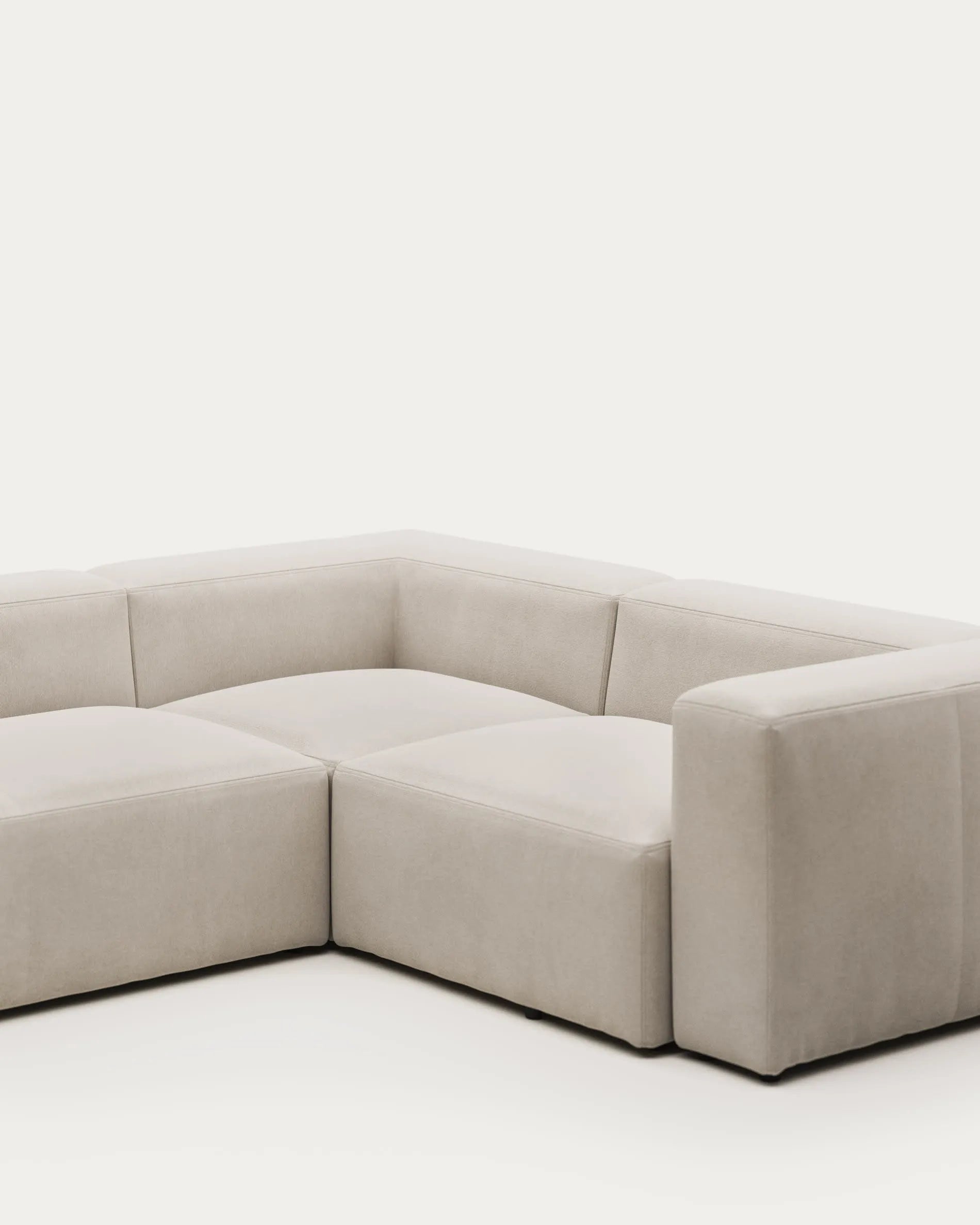 Das elegante Blok Ecksofa in Beige bietet mit 290 x 230 cm viel Platz und Komfort. Hochwertiger Stoff und FSC-zertifiziertes Holz.