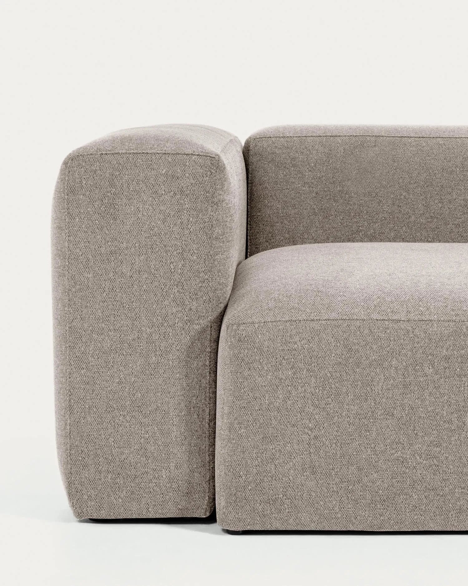 Das elegante Blok Ecksofa in Beige bietet mit 290 x 230 cm viel Platz und Komfort. Hochwertiger Stoff und FSC-zertifiziertes Holz.