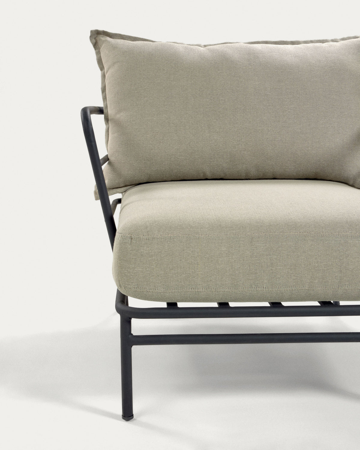 Mareluz Sessel aus schwarzem Stahl in Beige, Schwarz präsentiert im Onlineshop von KAQTU Design AG. Outdoor-Sessel mit Armlehnen ist von Kave Home