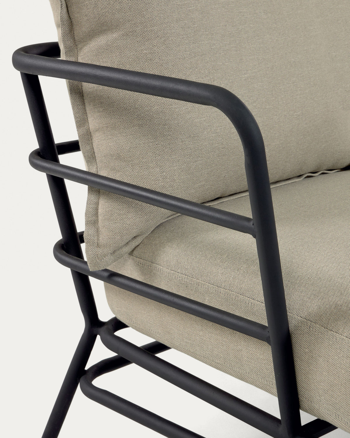 Mareluz Sessel aus schwarzem Stahl in Beige, Schwarz präsentiert im Onlineshop von KAQTU Design AG. Outdoor-Sessel mit Armlehnen ist von Kave Home